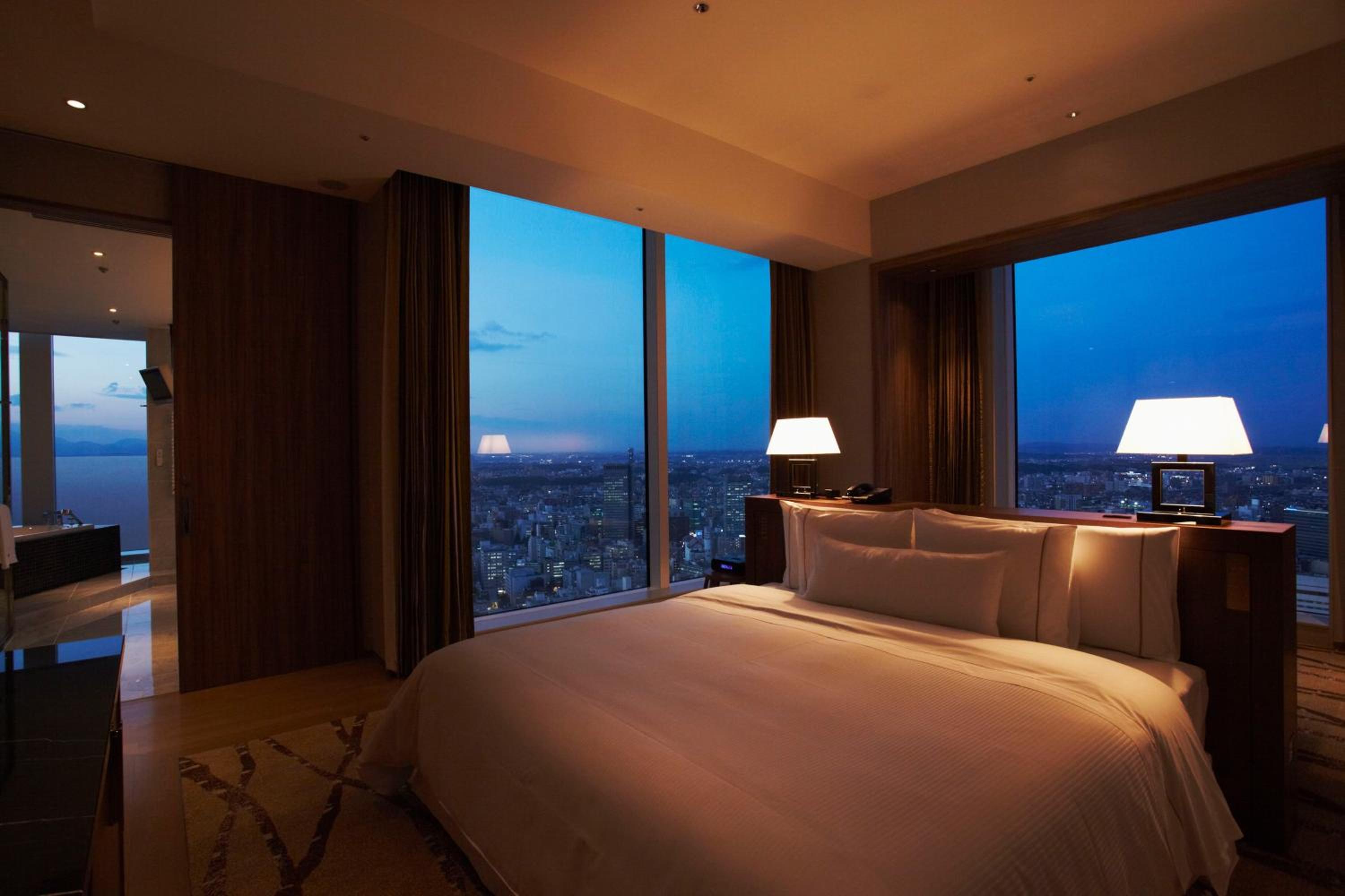 Corner Suite, Executive lounge access, 1 King - Photo 4