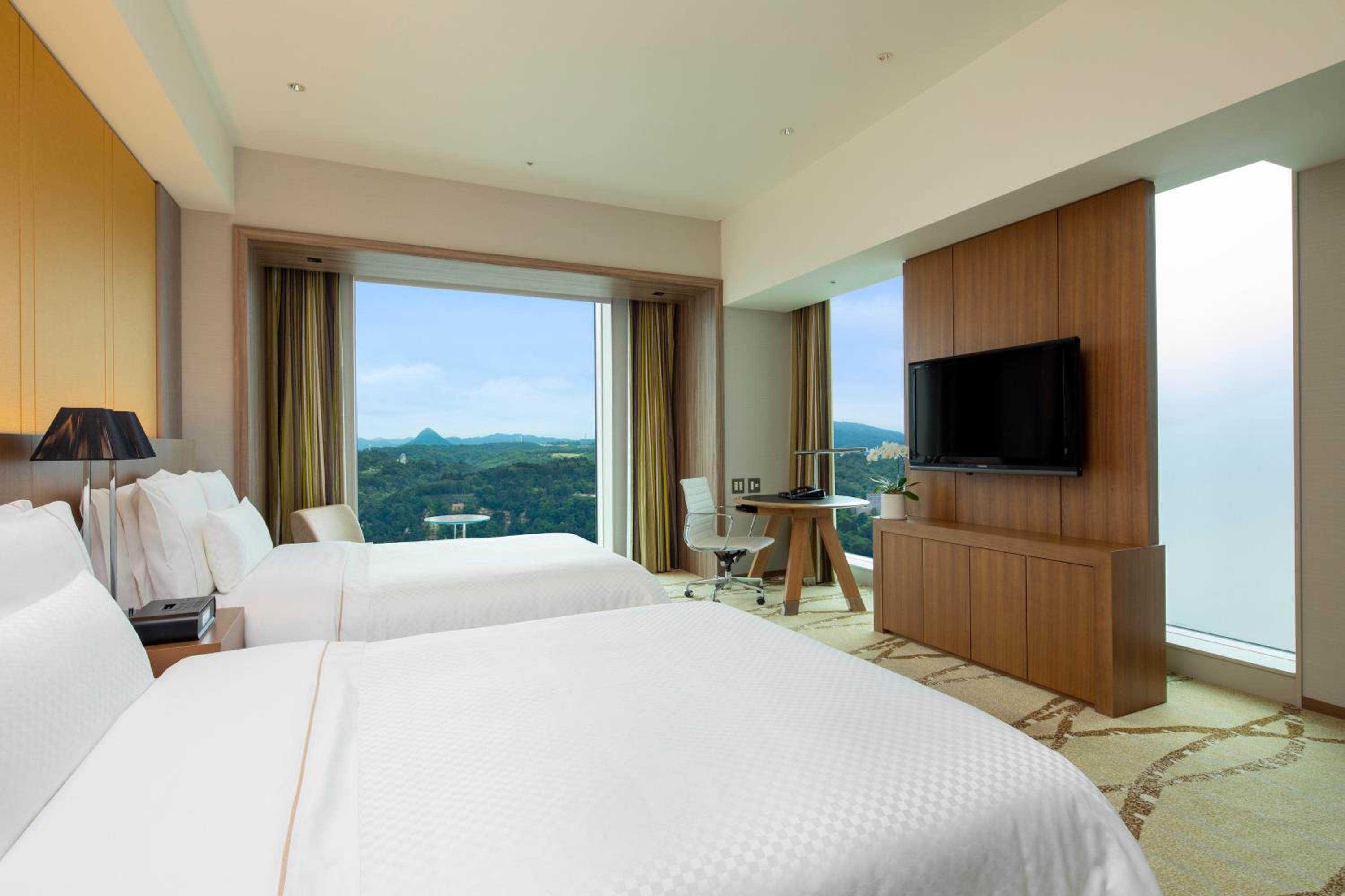 Deluxe Corner Suite, Executive lounge access, 2 Double - Photo 4