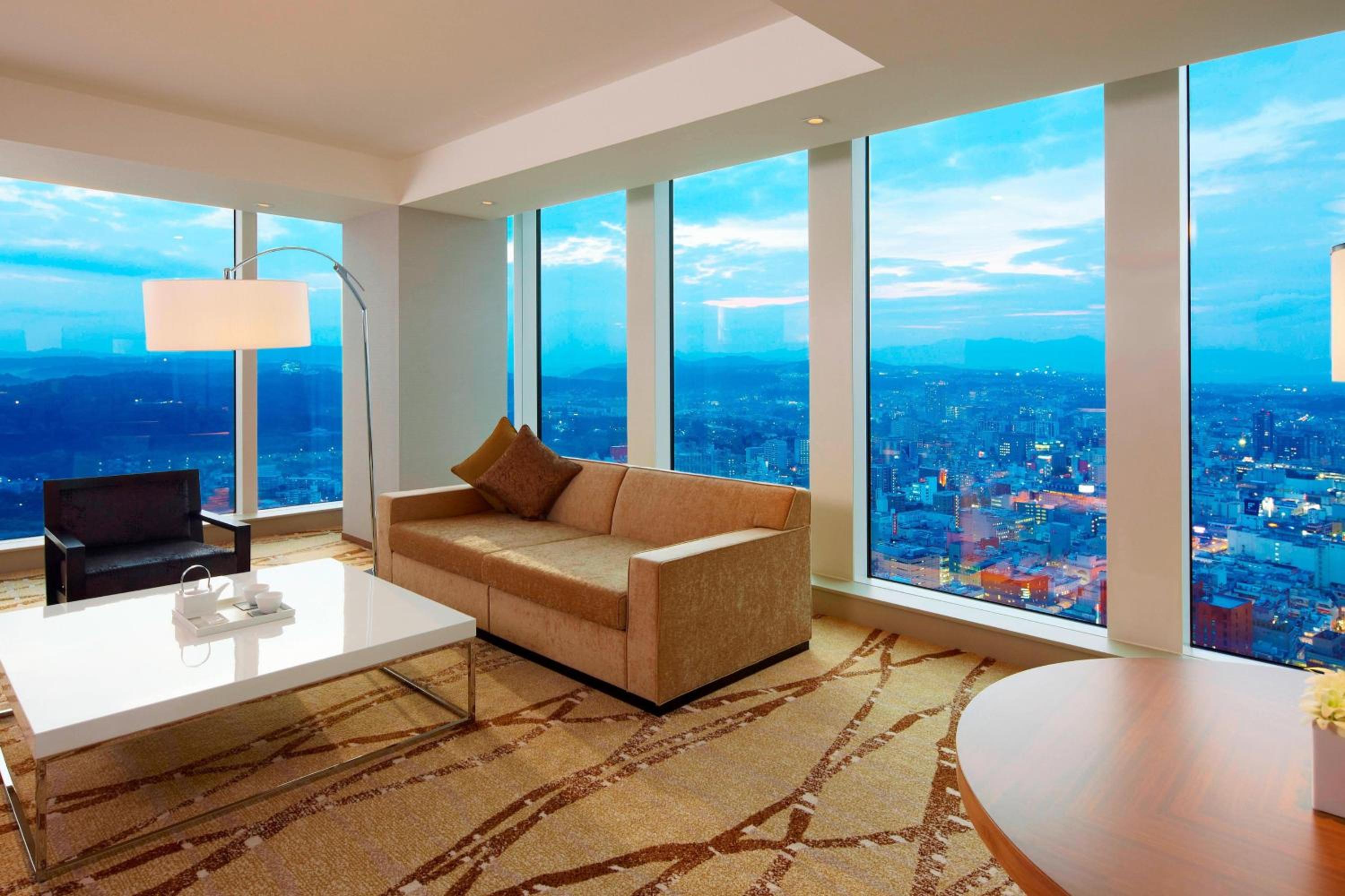 Deluxe Corner Suite, Executive lounge access, 2 Double - Photo 5