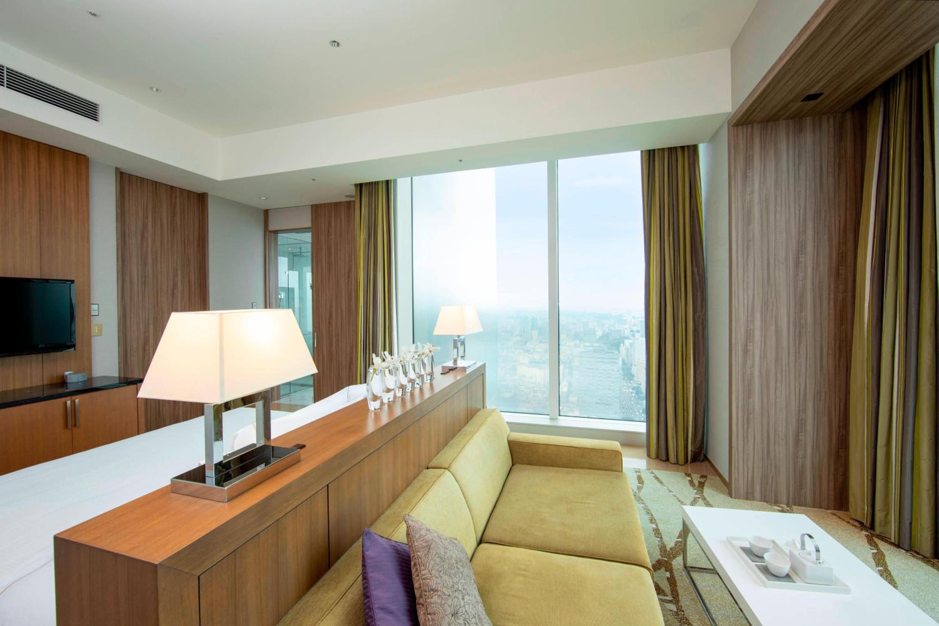 Corner Suite, Executive lounge access, 1 King - Photo 5