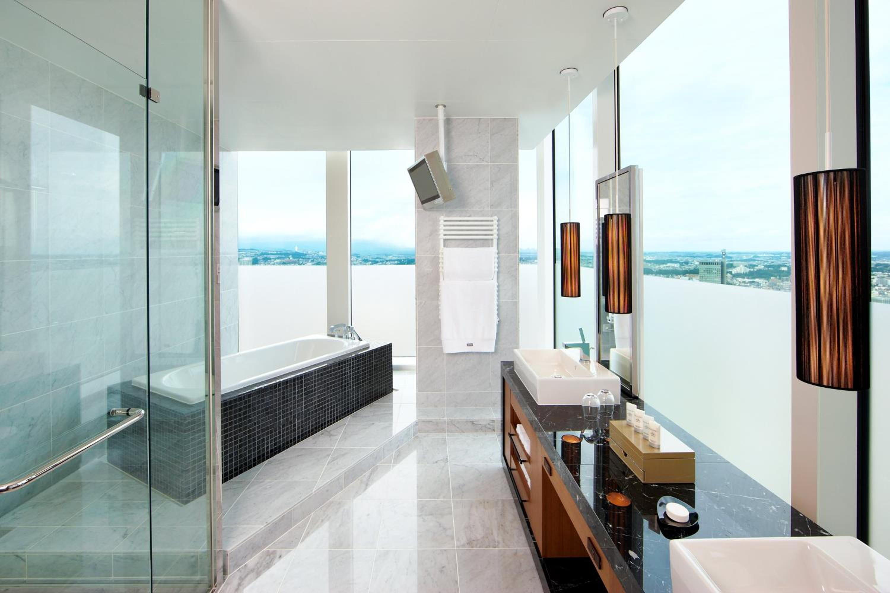 Corner Suite, Executive lounge access, 1 King - Photo 6