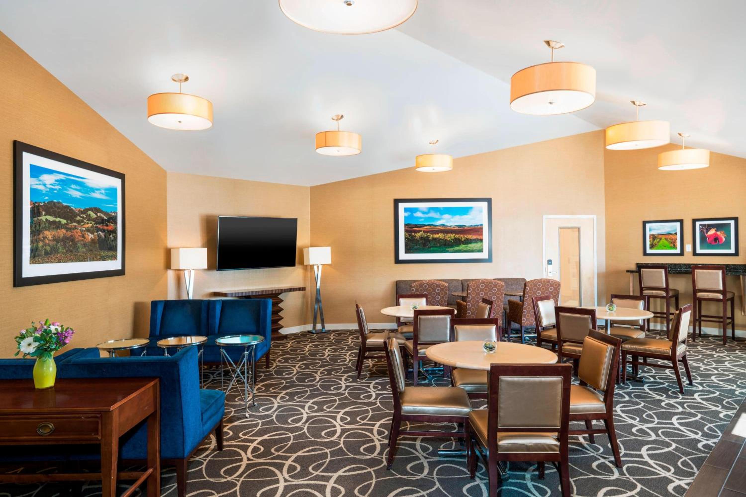 Club Level Double Queen, Club Lounge Access - Photo 4