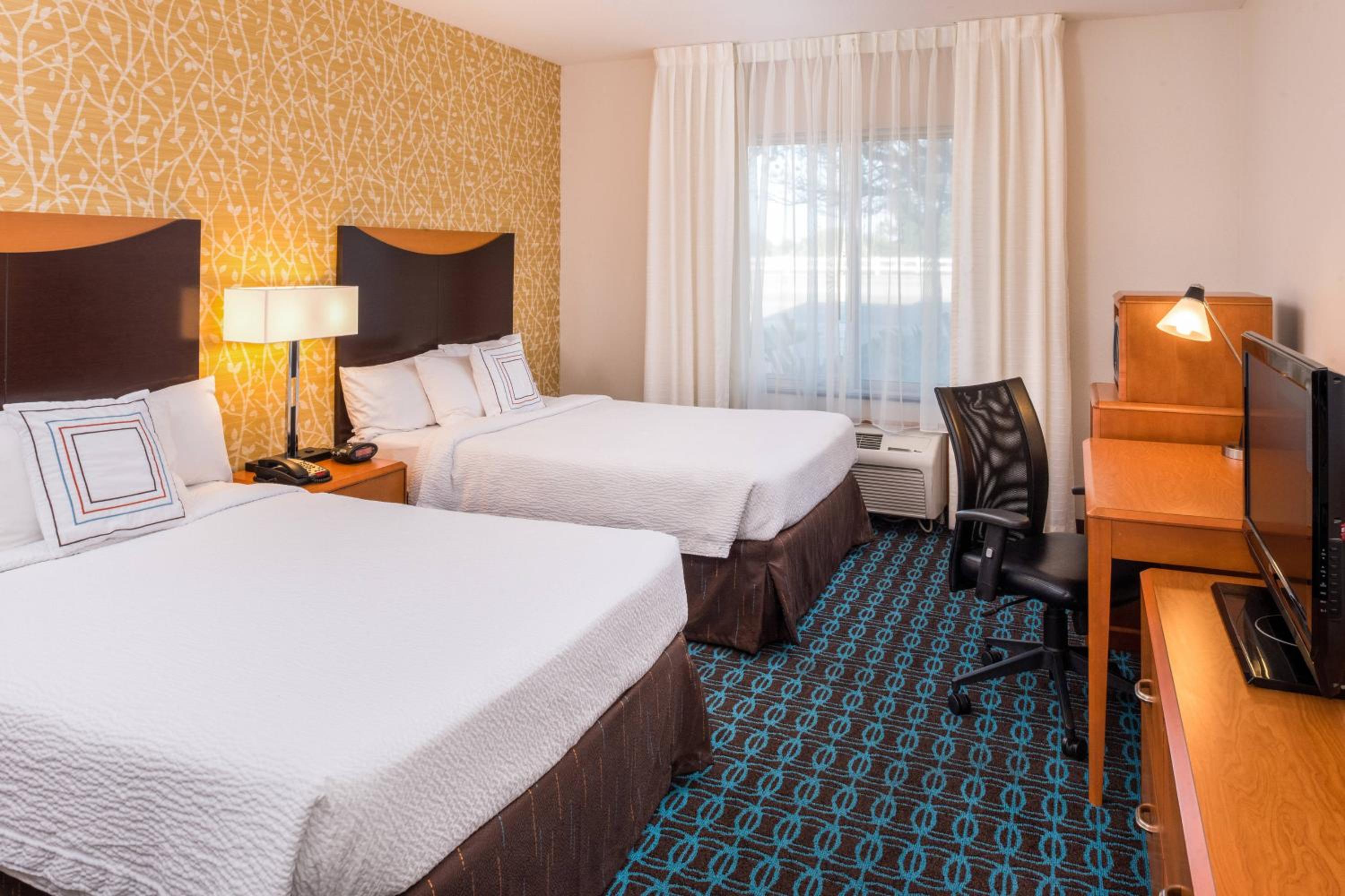 Queen Room with Two Queen Beds - Photo 3