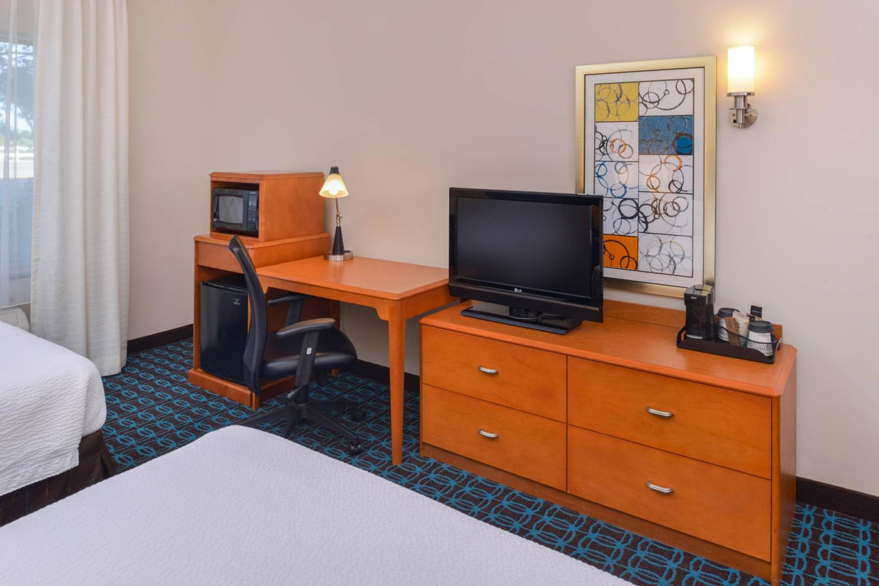 Queen Room with Two Queen Beds - Photo 4
