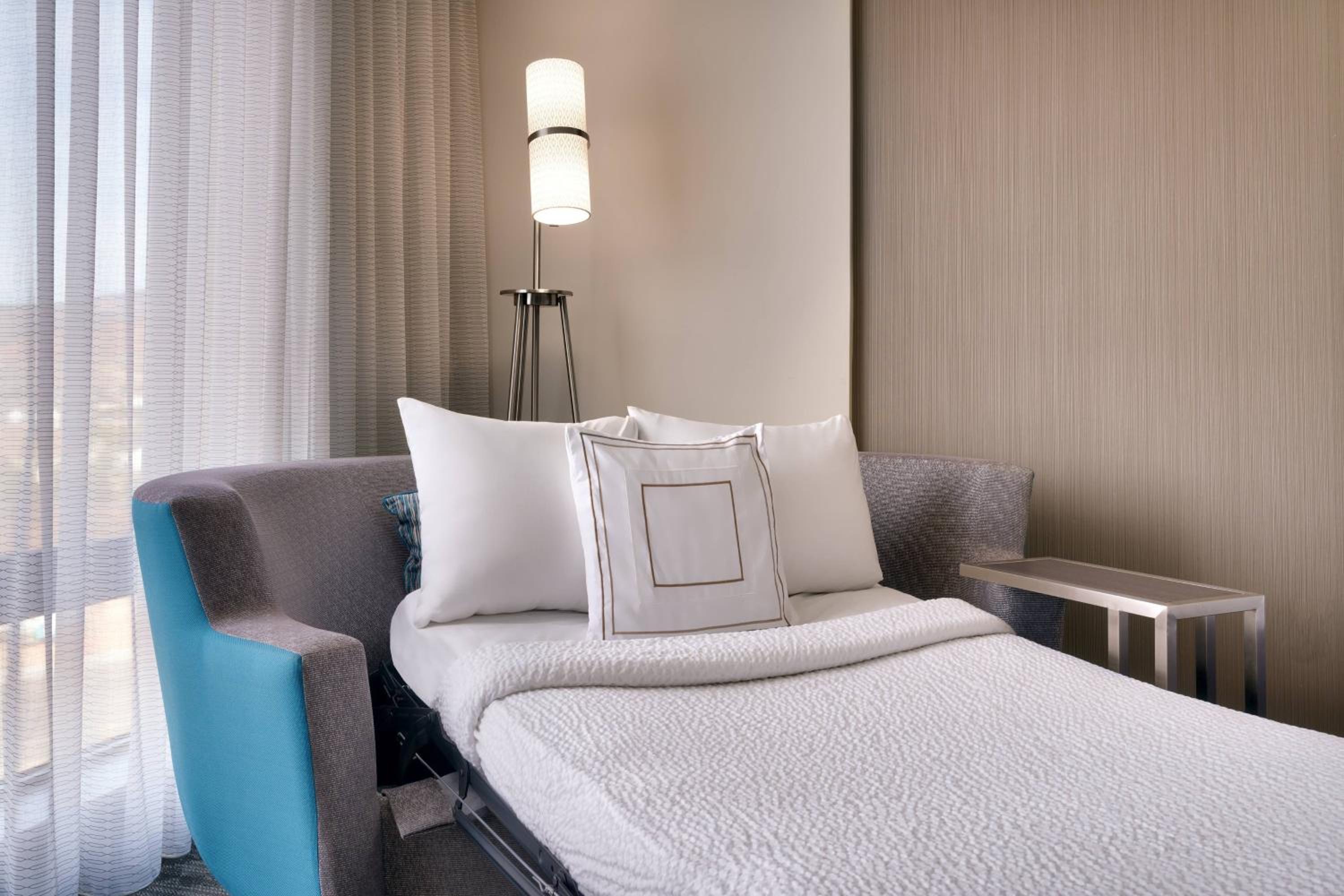 King Room with Sofa Bed - Hearing Accessible photo 3