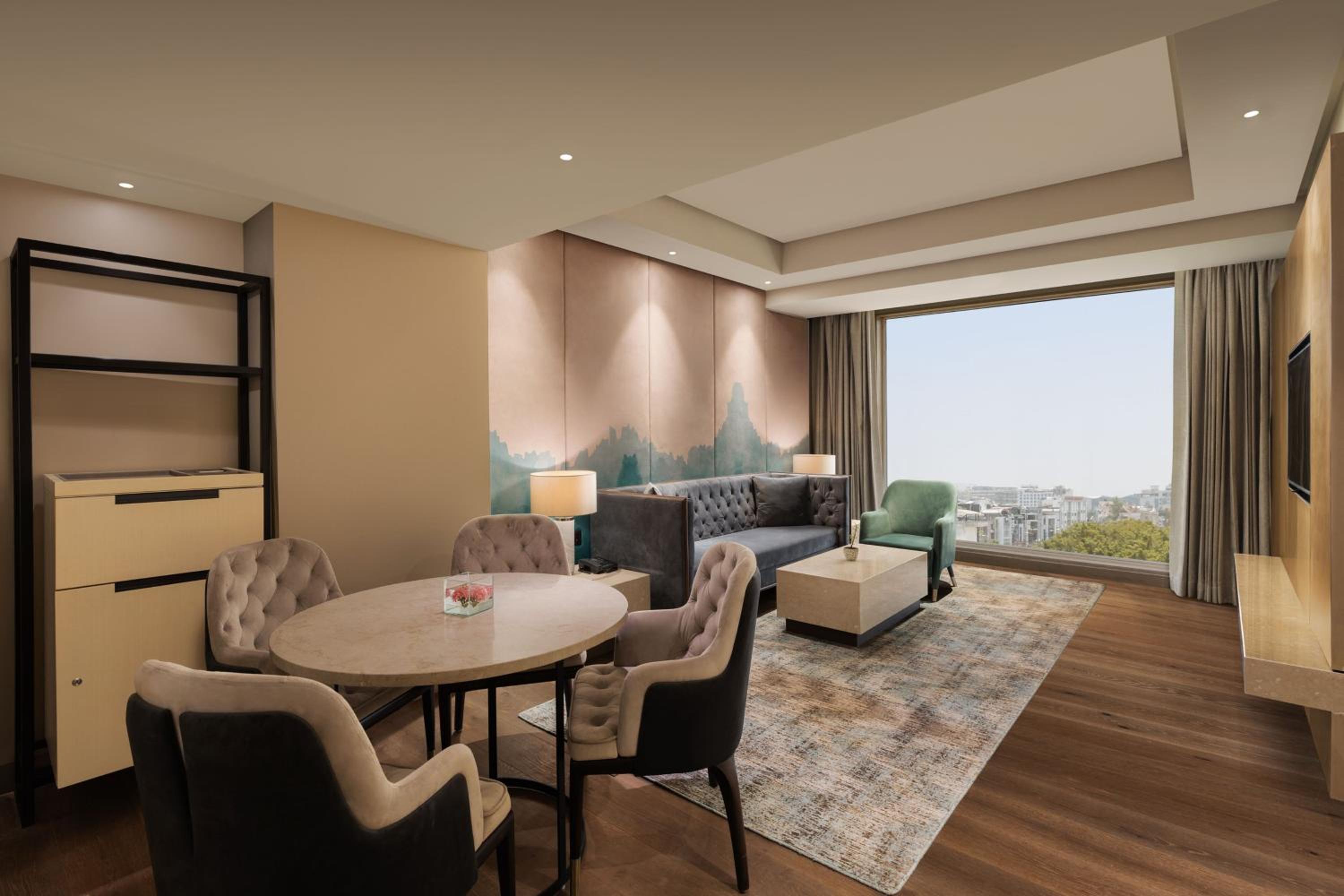 Executive Suite, Club Lounge Access, 1 King Bed  - INR 1000 F&B Credit, 1+1 on Selected Beverages (Happy Hours 17:00 -19:00 Hrs) photo 2
