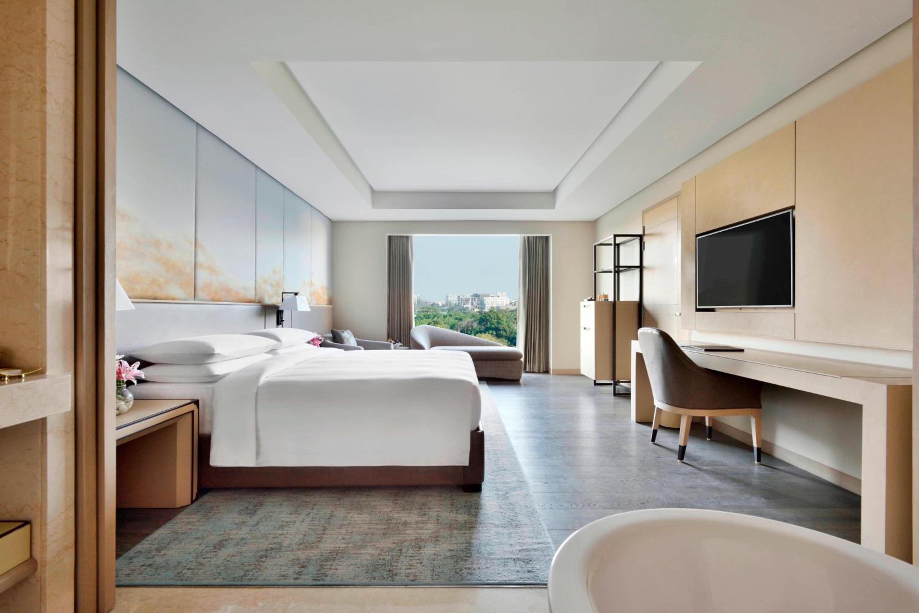 Junior Suite, Club Lounge Access, 1 King Bed - INR 1000 F&B Credit, 1+1 on Selected Beverages (Happy Hours 17:00 -19:00 Hrs)