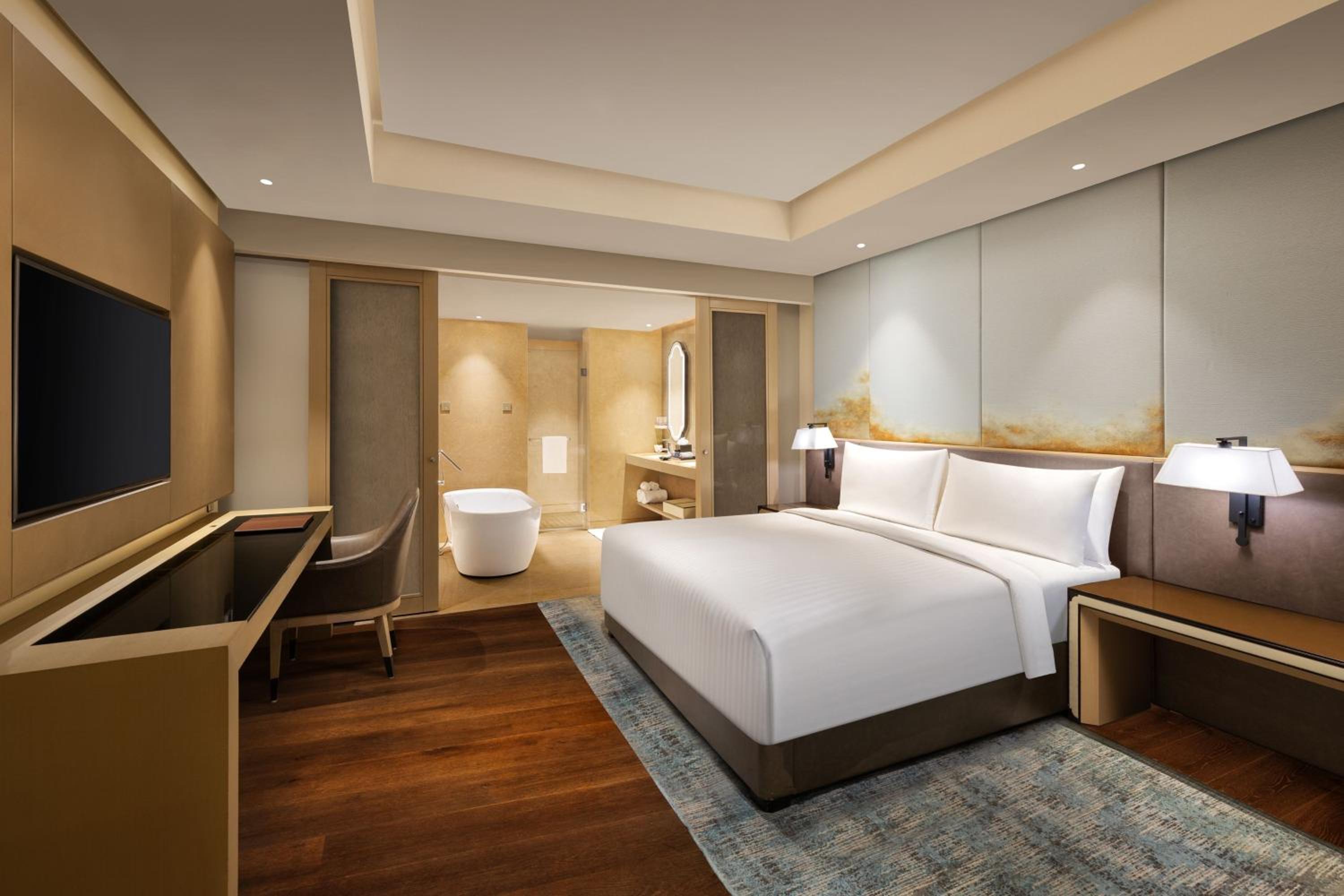 Executive Suite, Club Lounge Access, 1 King Bed  - INR 1000 F&B Credit, 1+1 on Selected Beverages (Happy Hours 17:00 -19:00 Hrs) photo 3