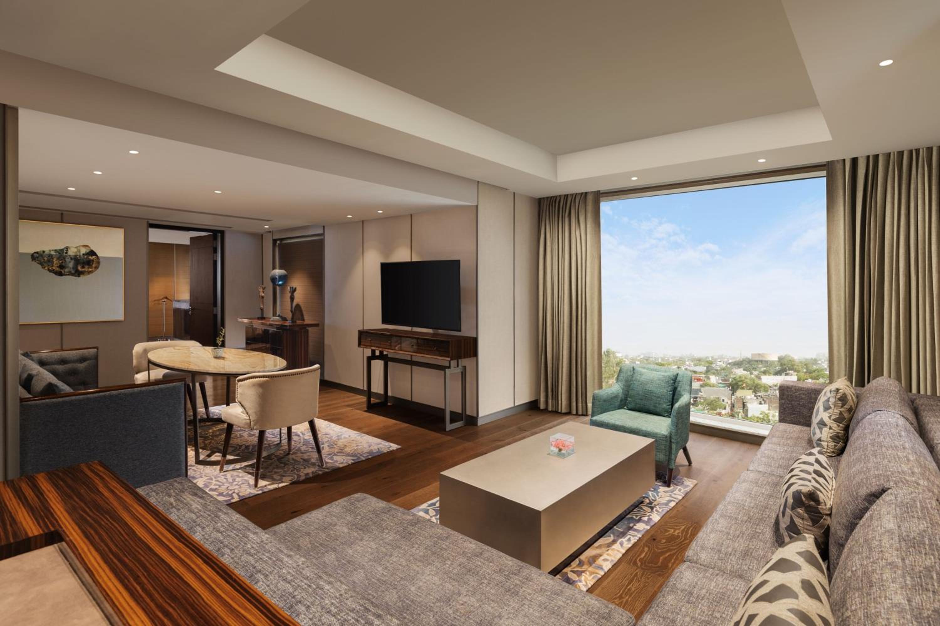 Presidential Suite, Club Lounge Access, 1 King Bed - 1+1 on Selected Beverages (Happy Hours 17:00 -19:00 Hrs), 1-way Airport Transfer photo 2
