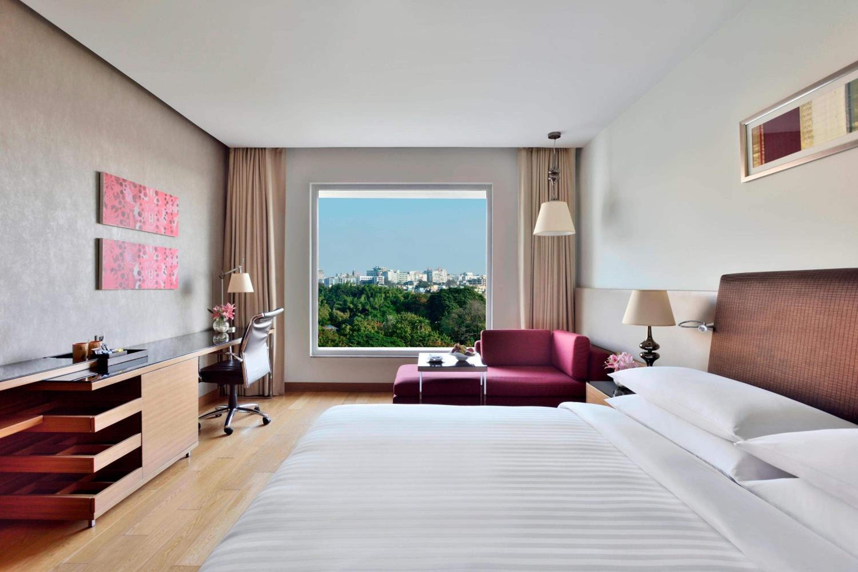Deluxe King, Guest Room, 1 King Bed - INR 1000 F&B Credit, 1+1 on Selected Beverages (Happy Hours 17:00 -19:00 Hrs)