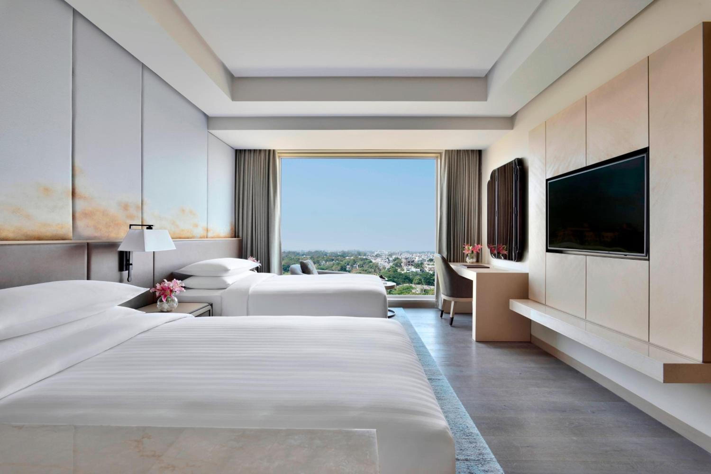Standard Twin, Guest Room, 2 Twin/Single Beds - - INR 1000 F&B Credit, 1+1 on Selected Beverages (Happy Hours 17:00 -19:00 Hrs) photo 2