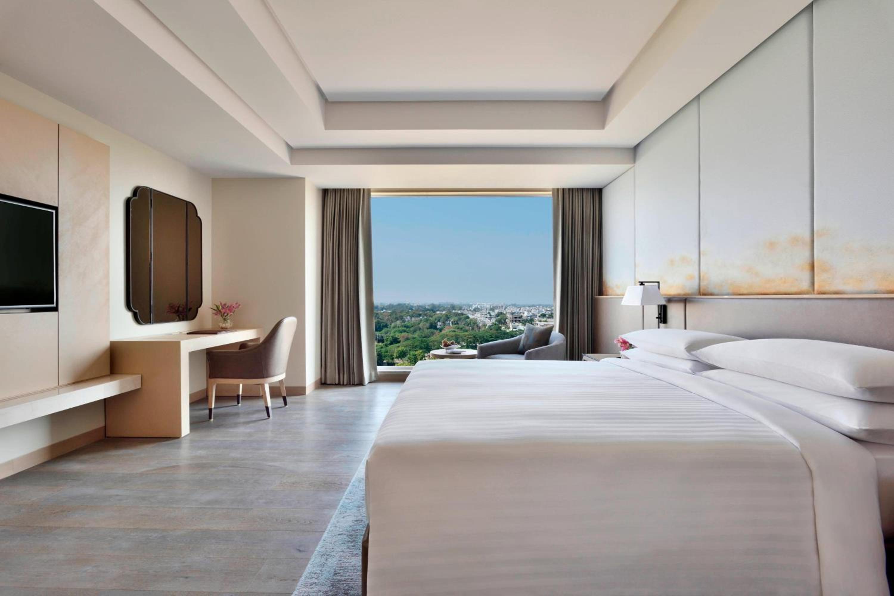 Standard King, Guest Room, 1 King Bed - INR 1000 F&B Credit, 1+1 on Selected Beverages (Happy Hours 17:00 -19:00 Hrs)