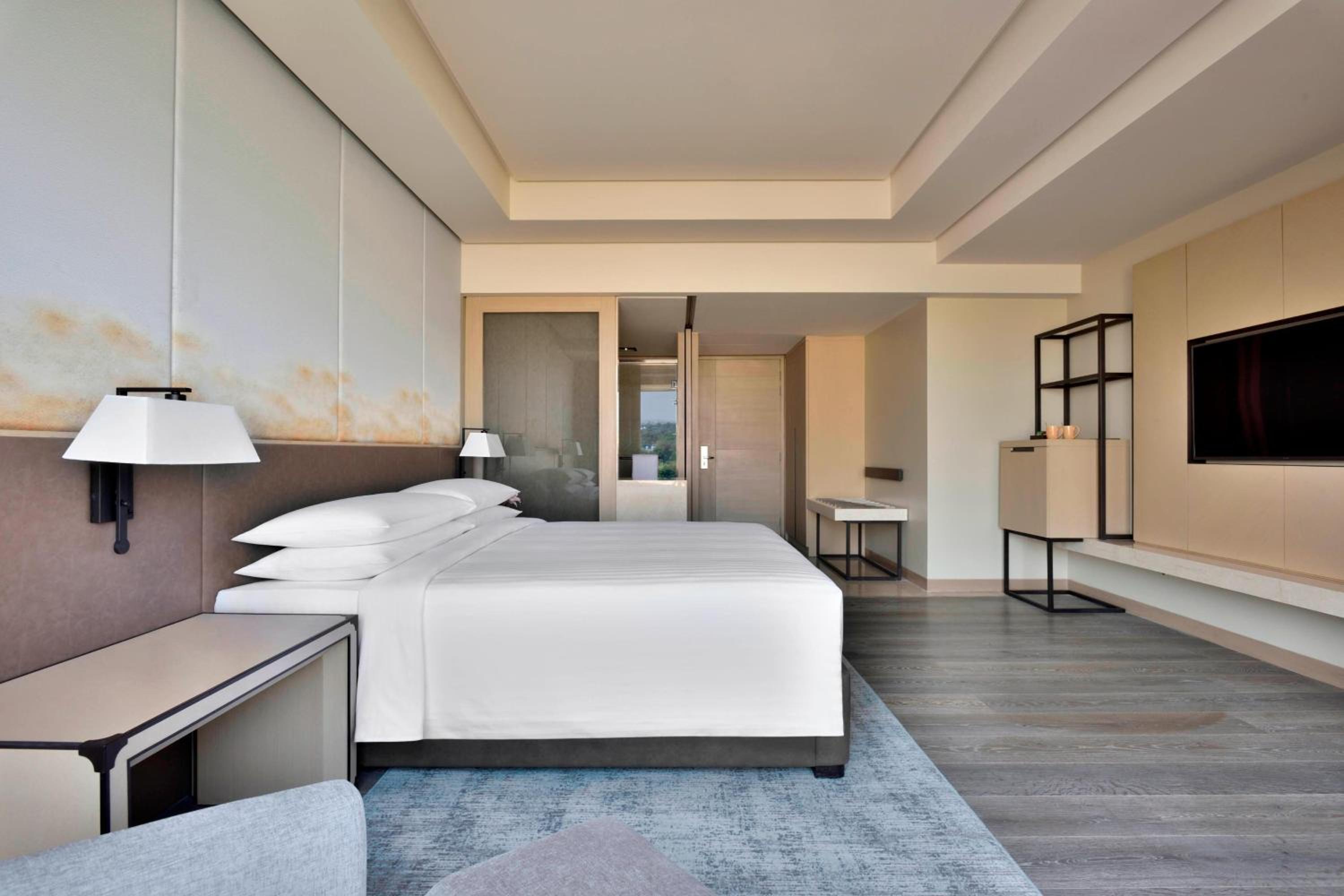Standard King, Guest Room, 1 King Bed - INR 1000 F&B Credit, 1+1 on Selected Beverages (Happy Hours 17:00 -19:00 Hrs)