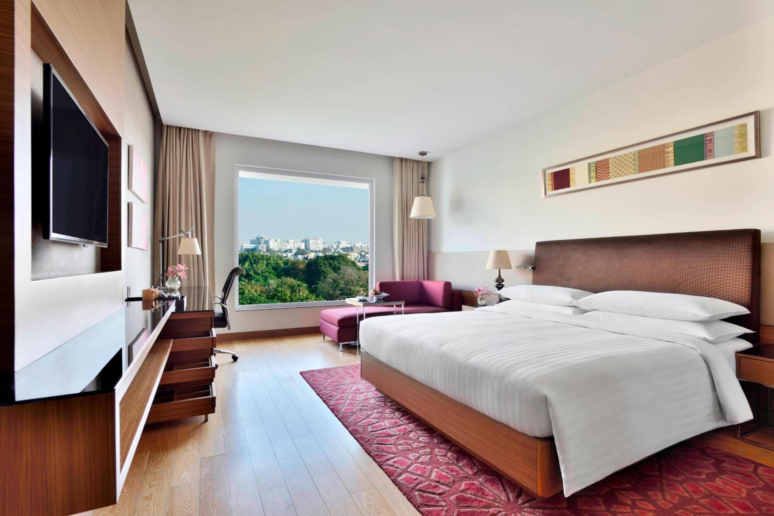 Deluxe King, Guest Room, 1 King Bed - INR 1000 F&B Credit, 1+1 on Selected Beverages (Happy Hours 17:00 -19:00 Hrs)