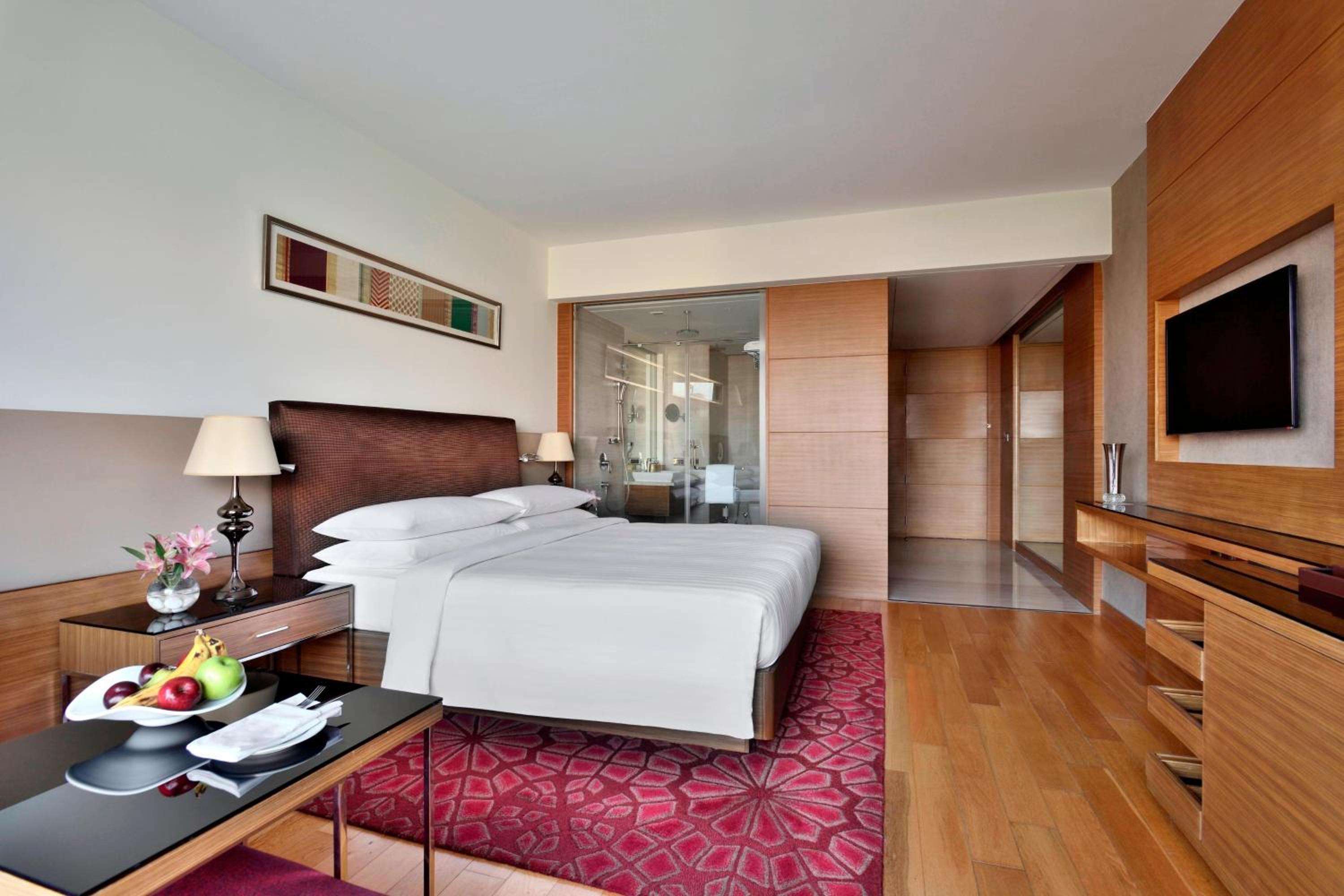Deluxe King, Guest Room, 1 King Bed - INR 1000 F&B Credit, 1+1 on Selected Beverages (Happy Hours 17:00 -19:00 Hrs)