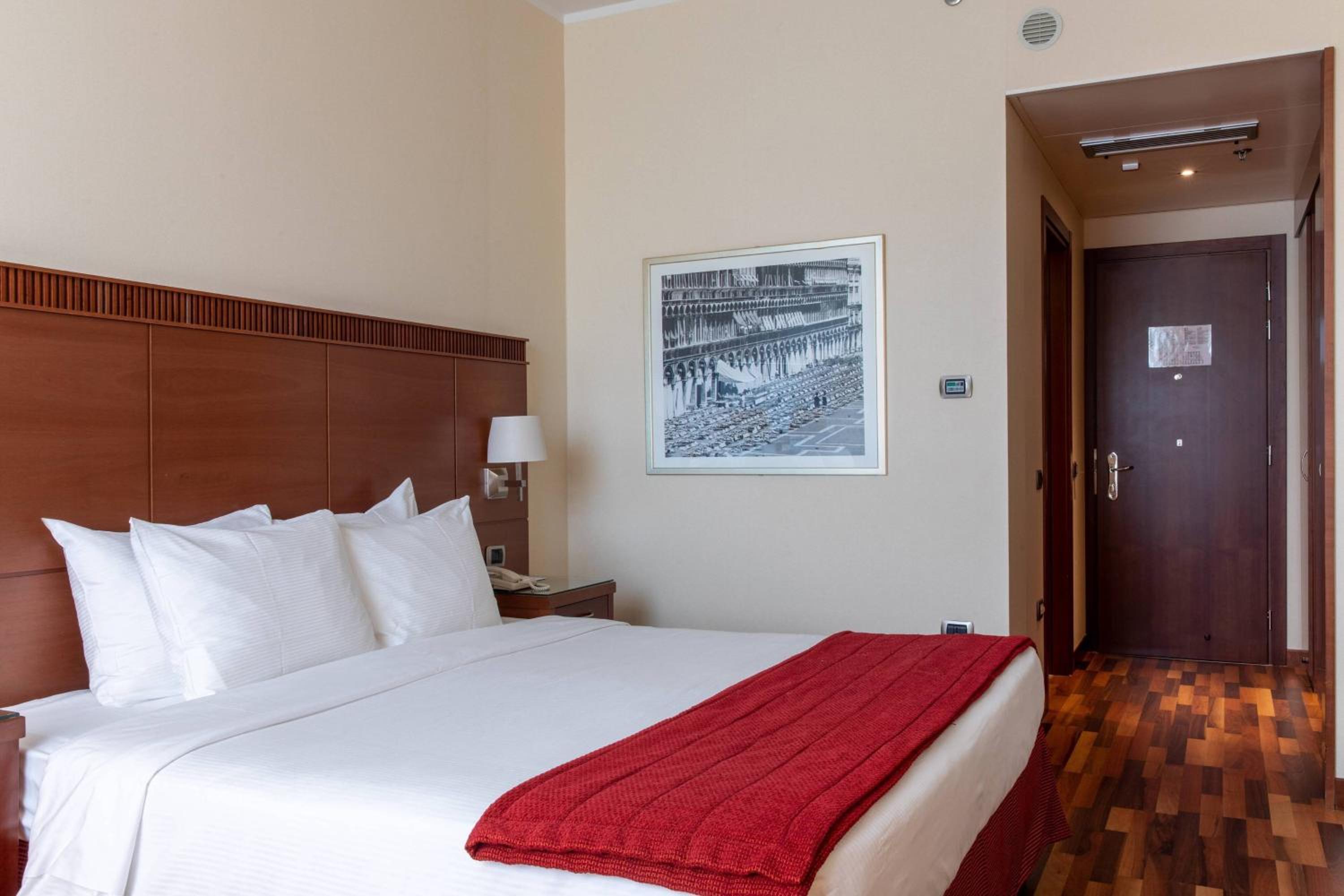 Guest room, 1 King, ground floor