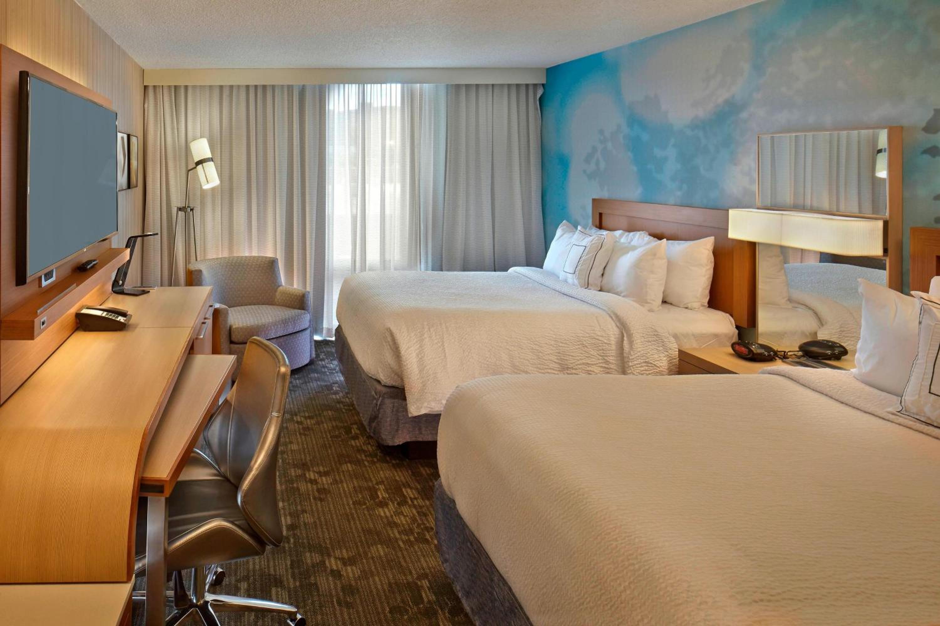 Queen Room with Two Queen Beds - Photo 4