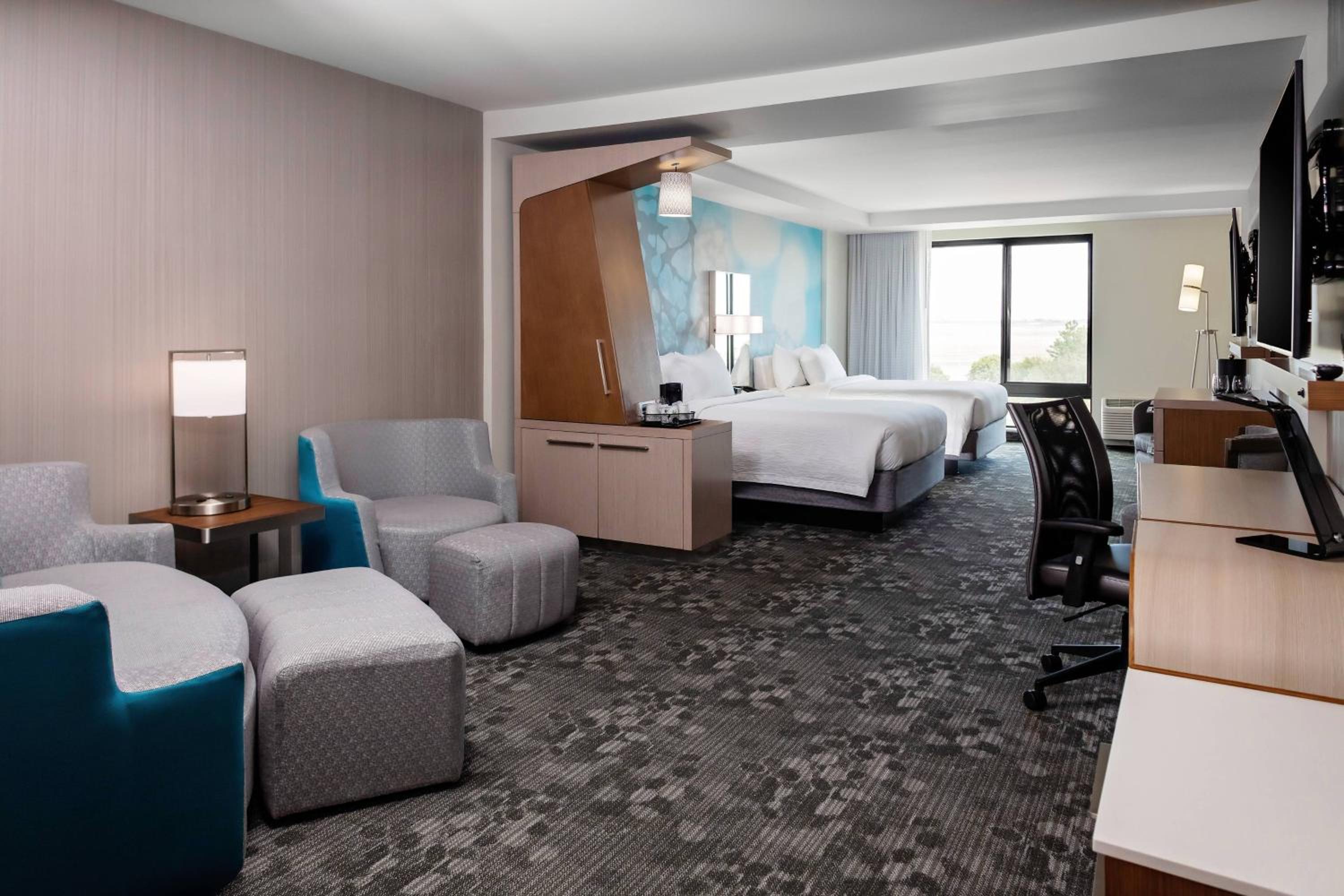 Larger Guest room, 2 Queen, Sofa bed, City view