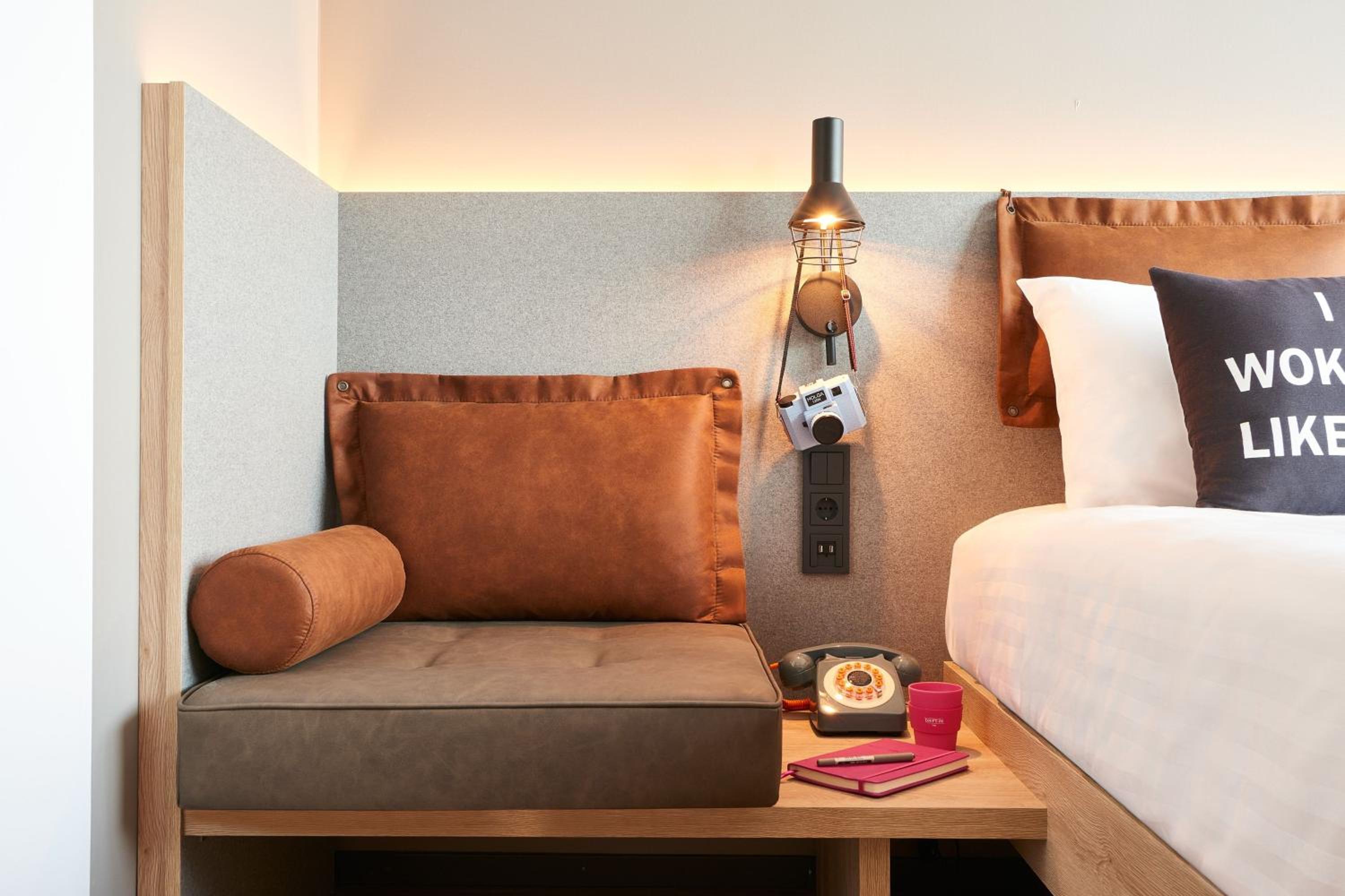 Moxy Queen Room - Photo 8