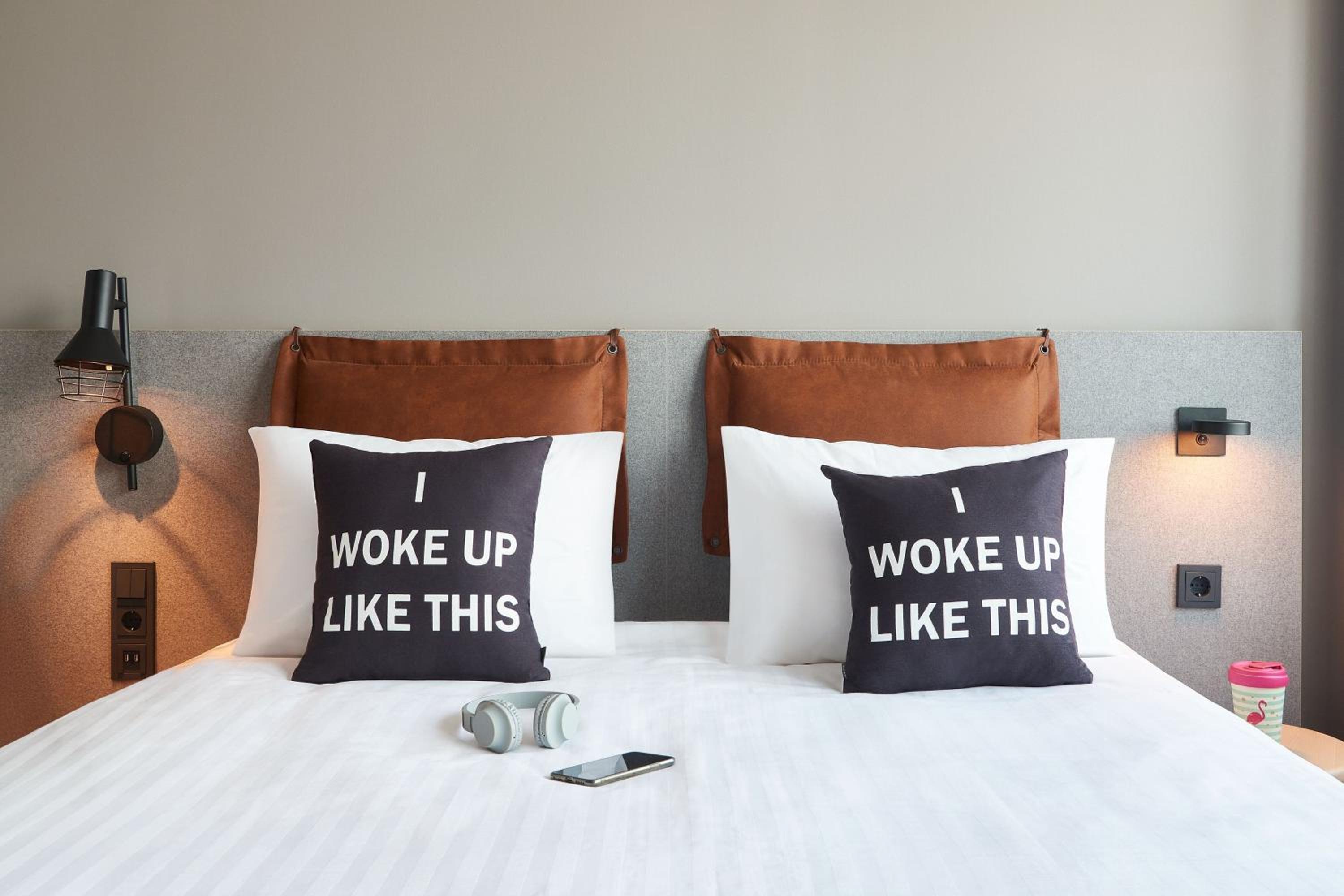 Moxy Queen Room - Photo 2