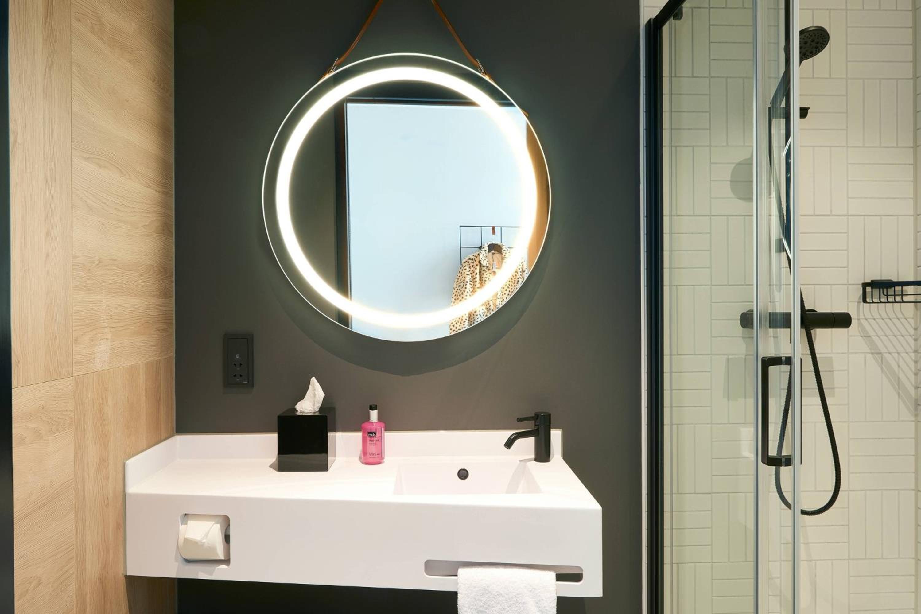 Moxy Queen Room - Photo 3