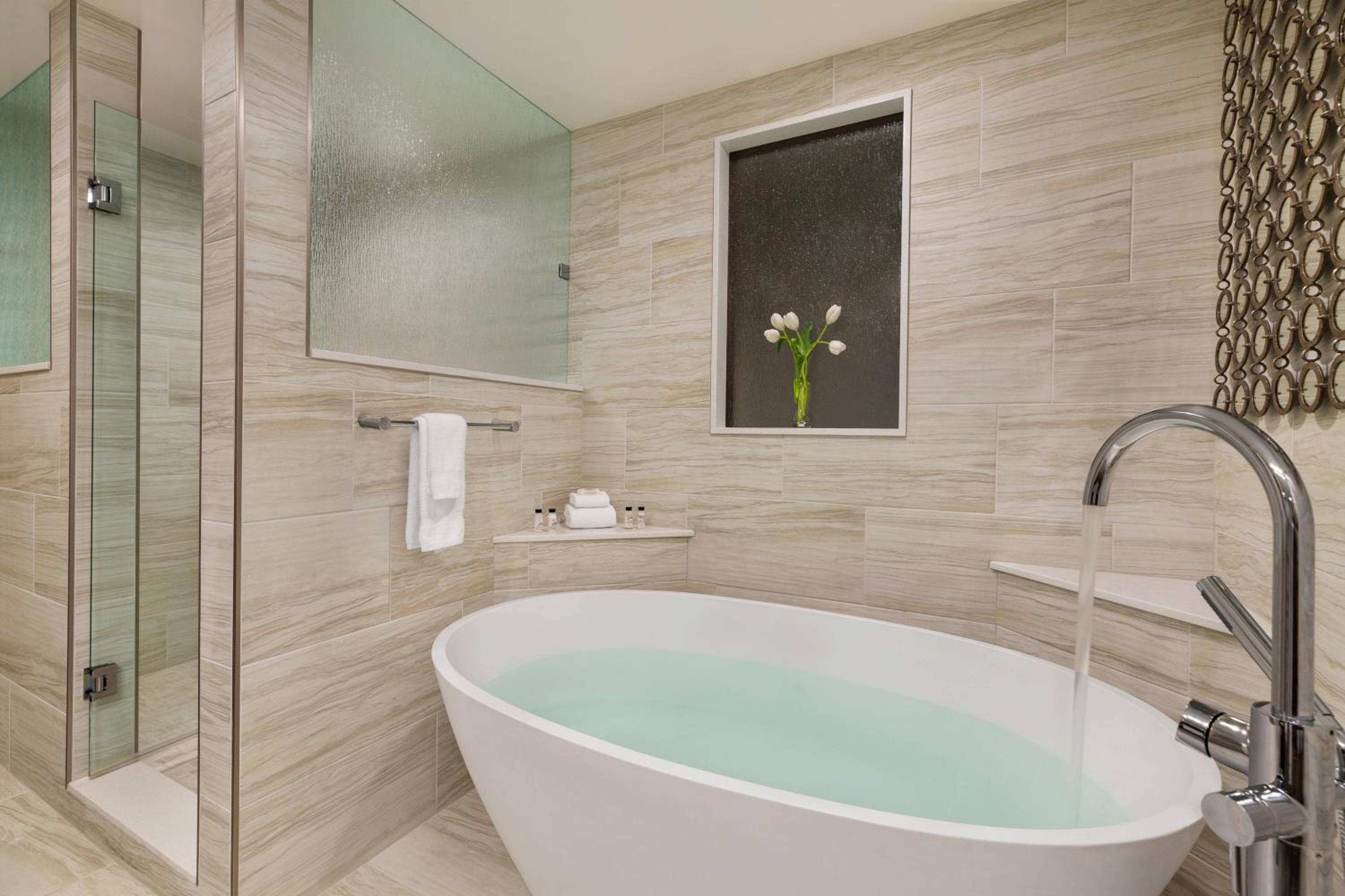 1 Bedroom Suite, 1 King, Sofa bed, Whirlpool - Photo 3