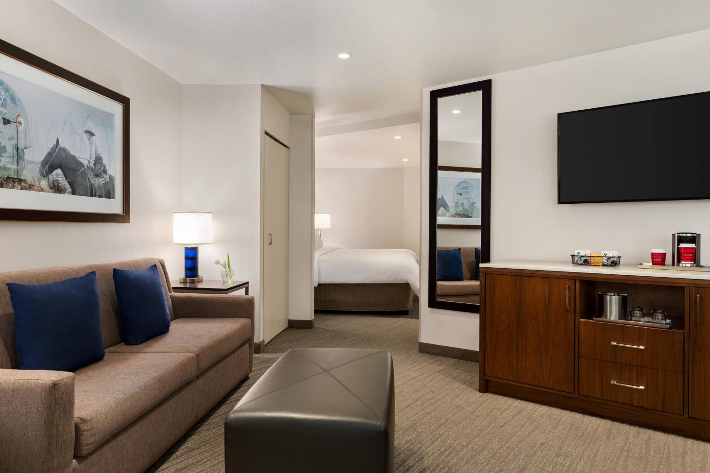 1 Bedroom Suite, 1 King, Sofa bed, Whirlpool - Photo 1