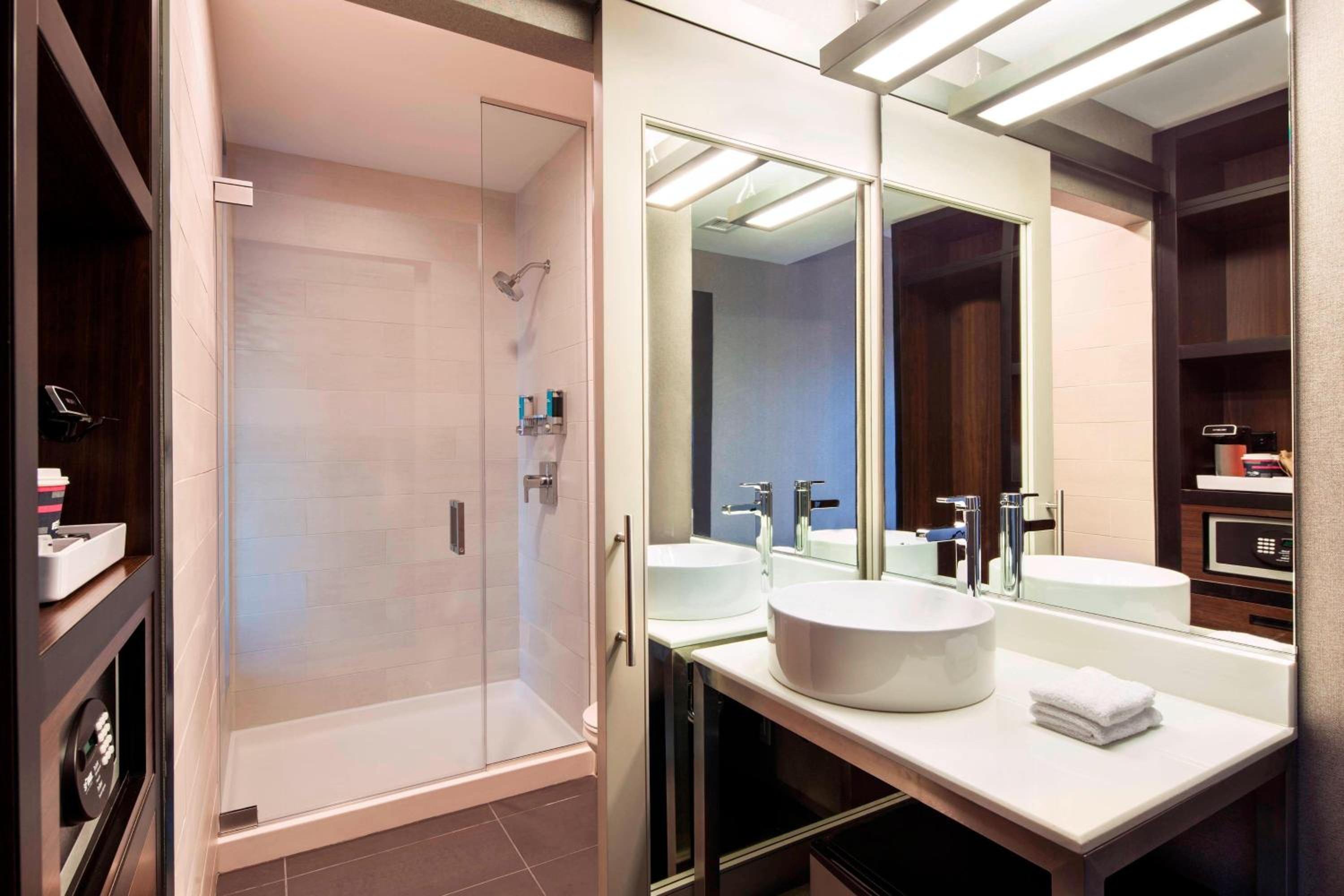 Savvy Corner Queen Room with Two Queen Beds and City View - Hearing Accessible