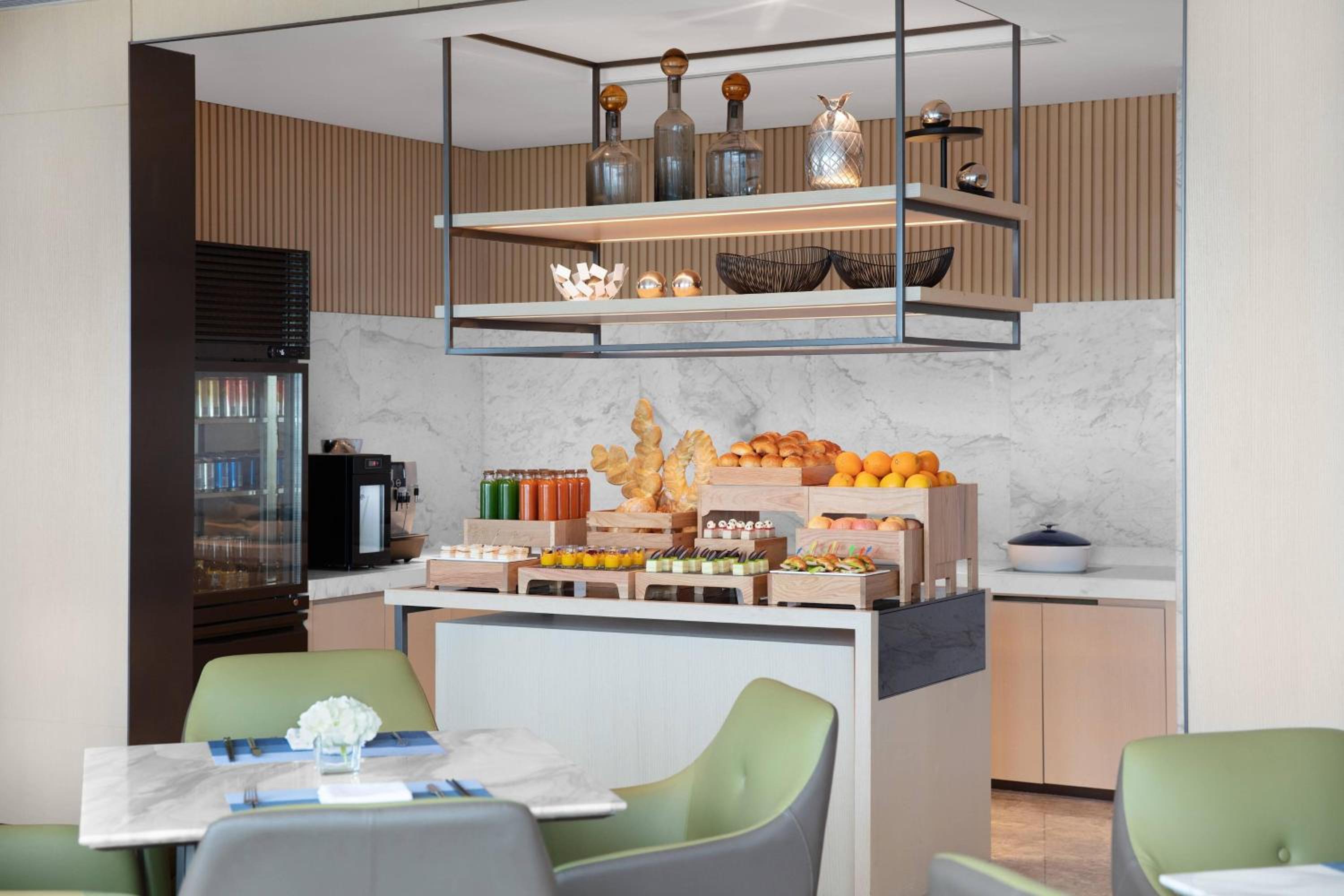 Executive King Room-Executive  lounge access - Photo 6