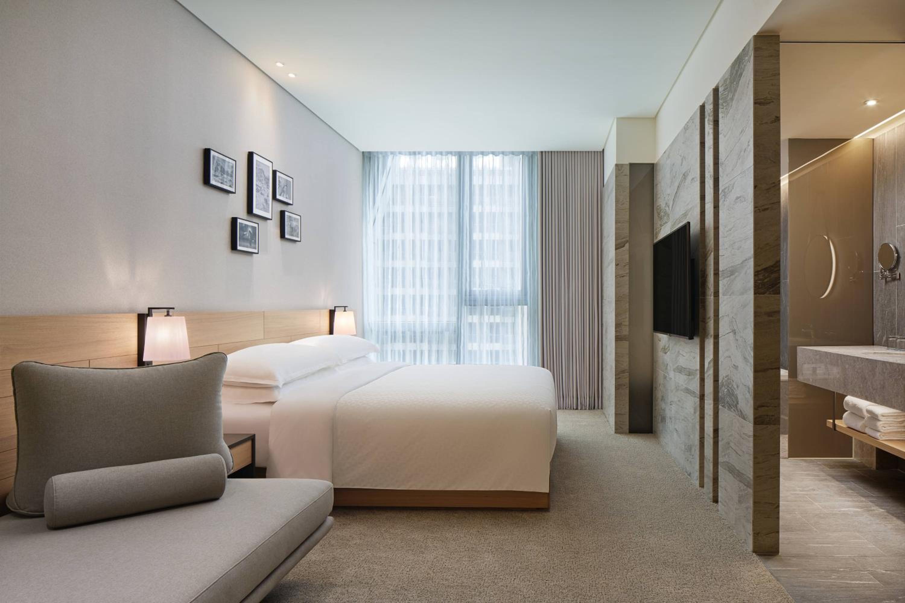 Deluxe Room, 1 King photo 1