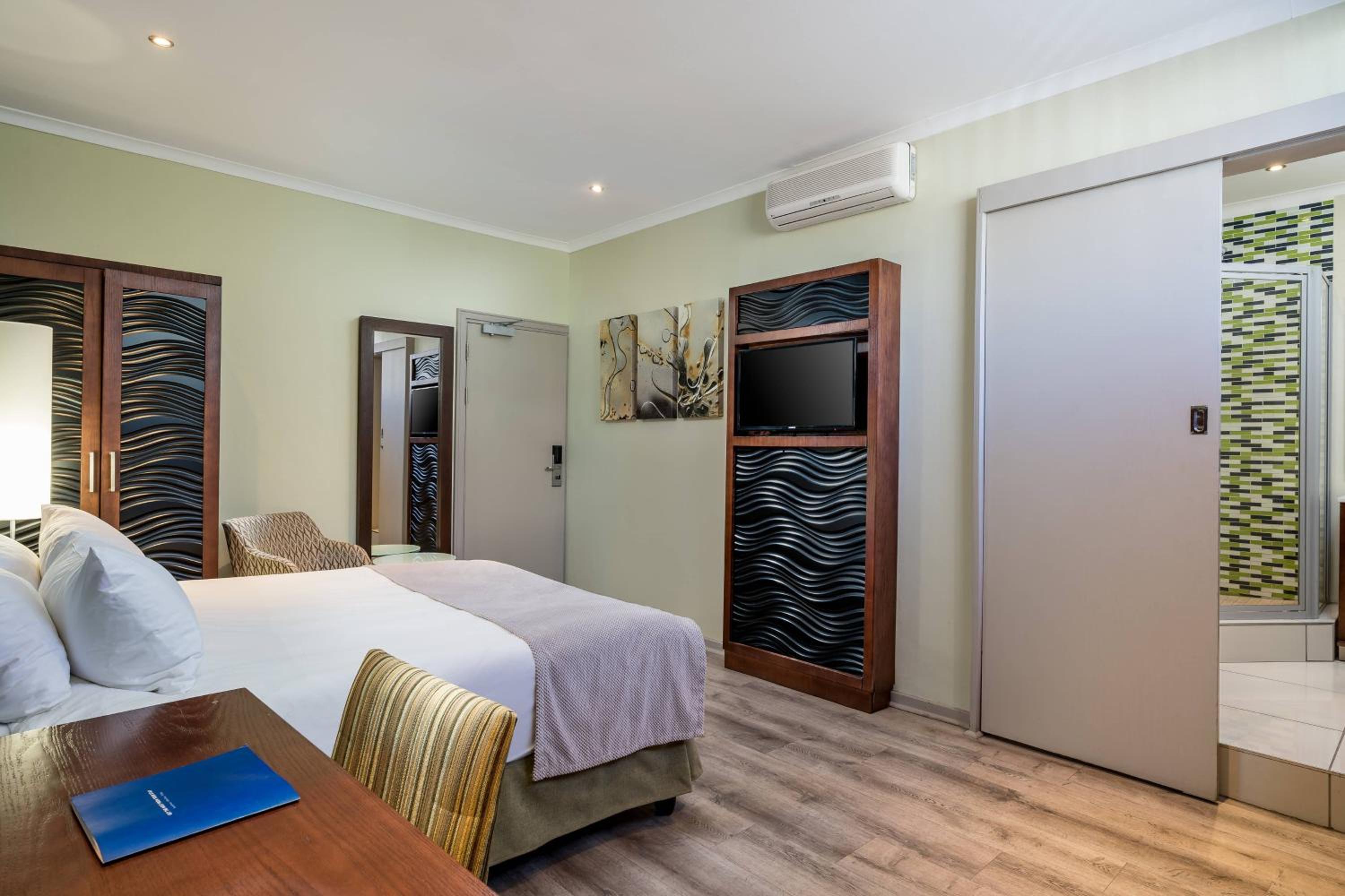 Standard Queen Room