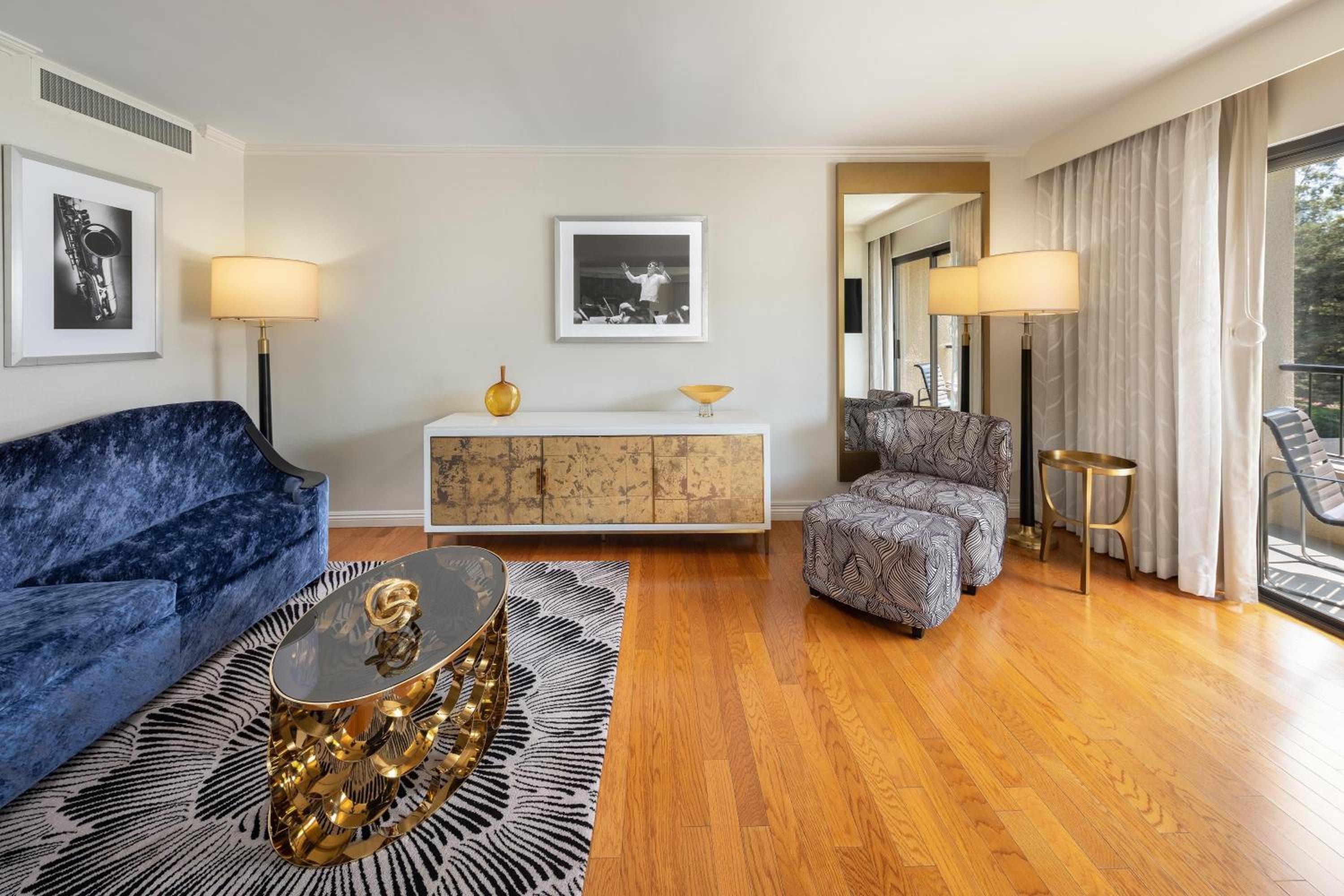 Executive Suite, 1 Bedroom Executive Suite, 1 King, Sofa bed - Photo 6