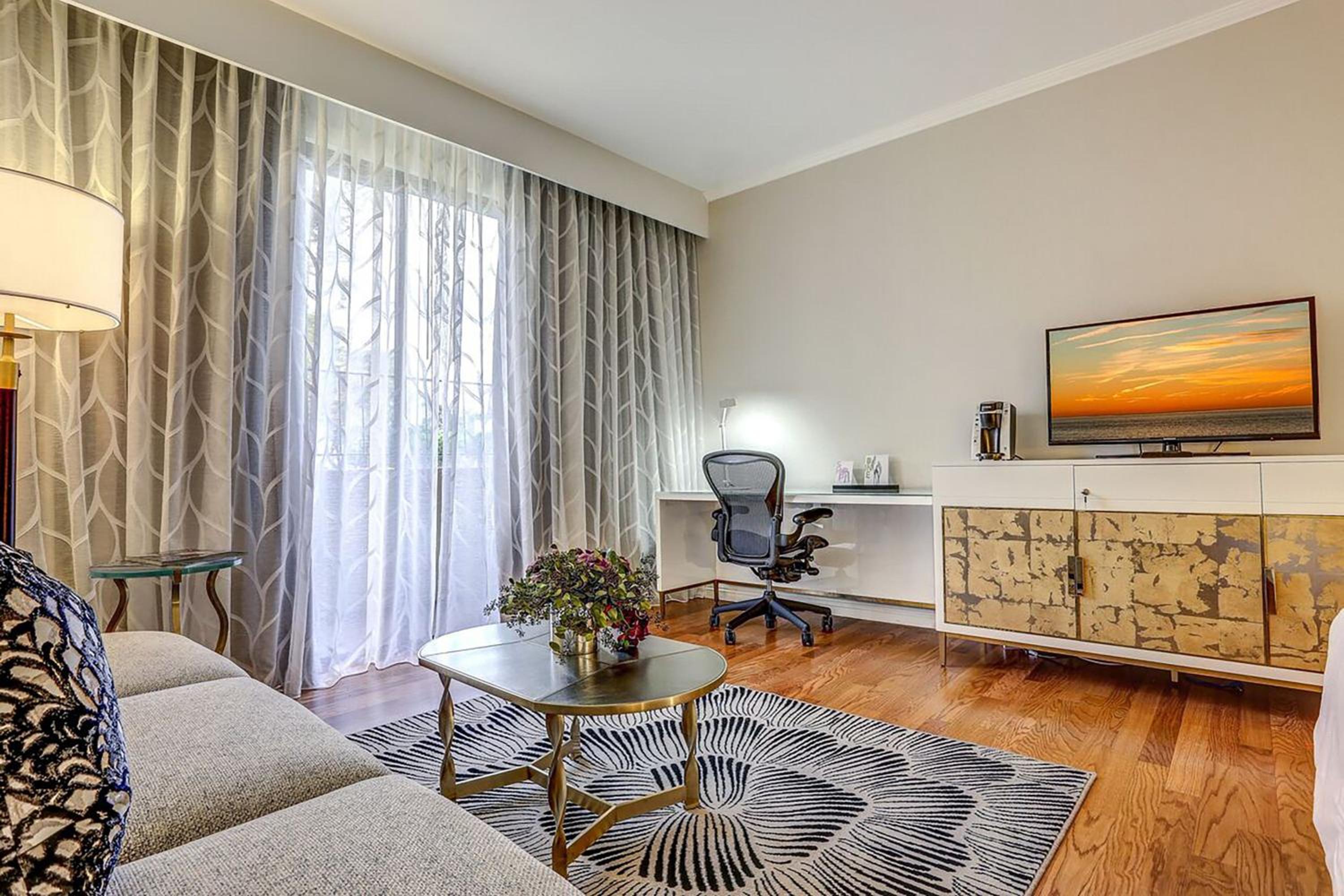 Deluxe, Guest room, 1 King, Sofa bed, Lake view, Balcony - Photo 4
