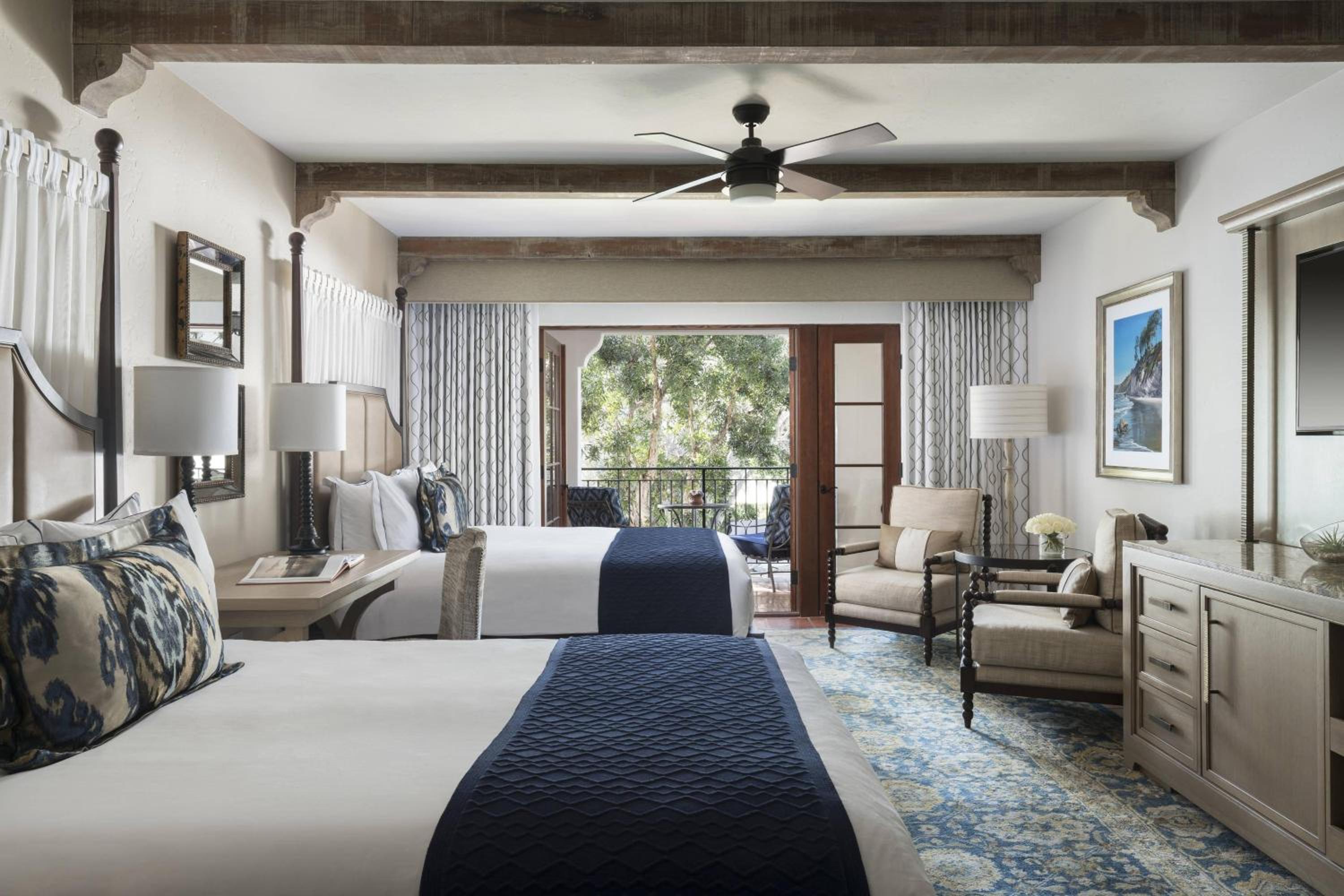 Standard Queen Room with Two Queen Beds - Photo 5