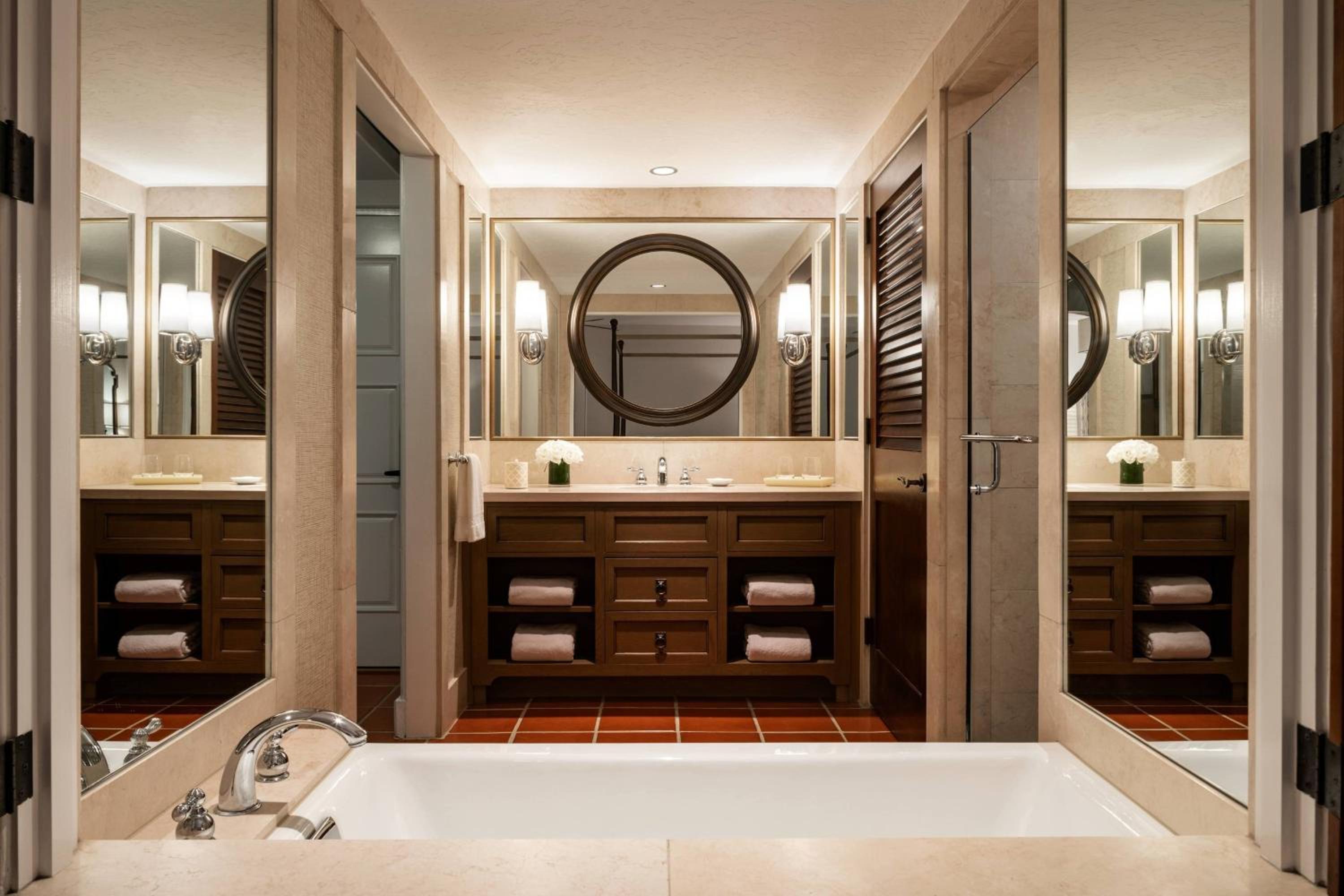 Standard King Room - Photo 7