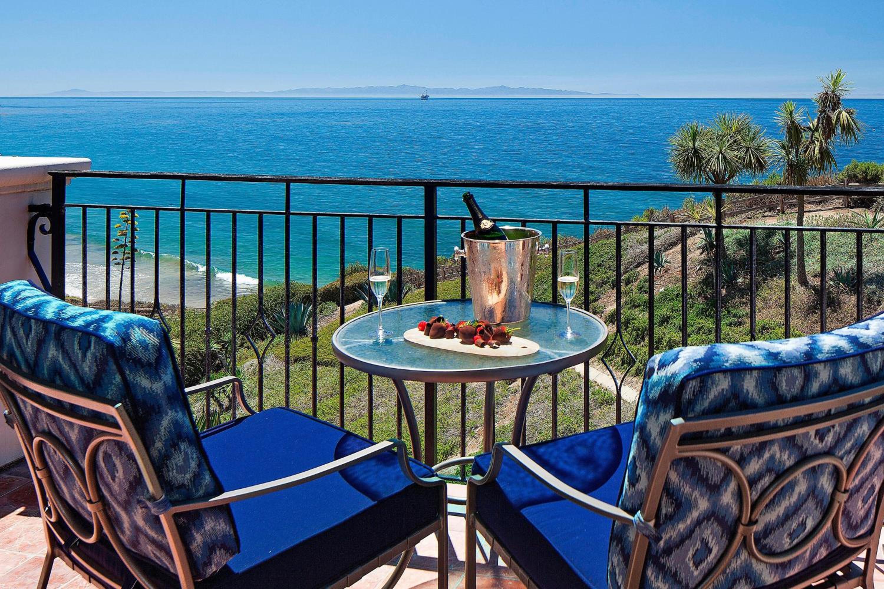 Signature King Suite with Sofa bed and Fireplace - Ocean View - Photo 2
