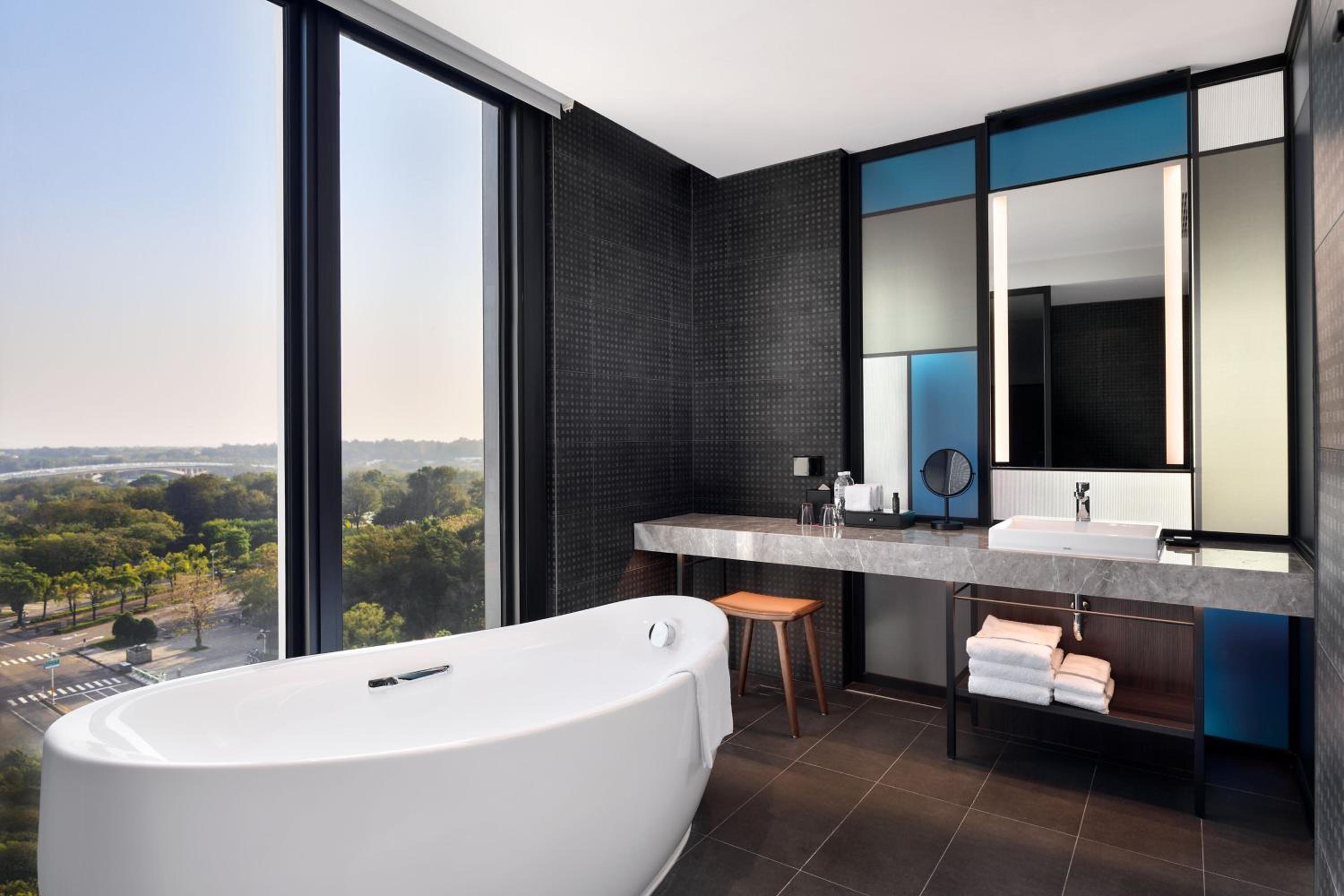 Savvy Corner King Room with Garden View - Photo 7