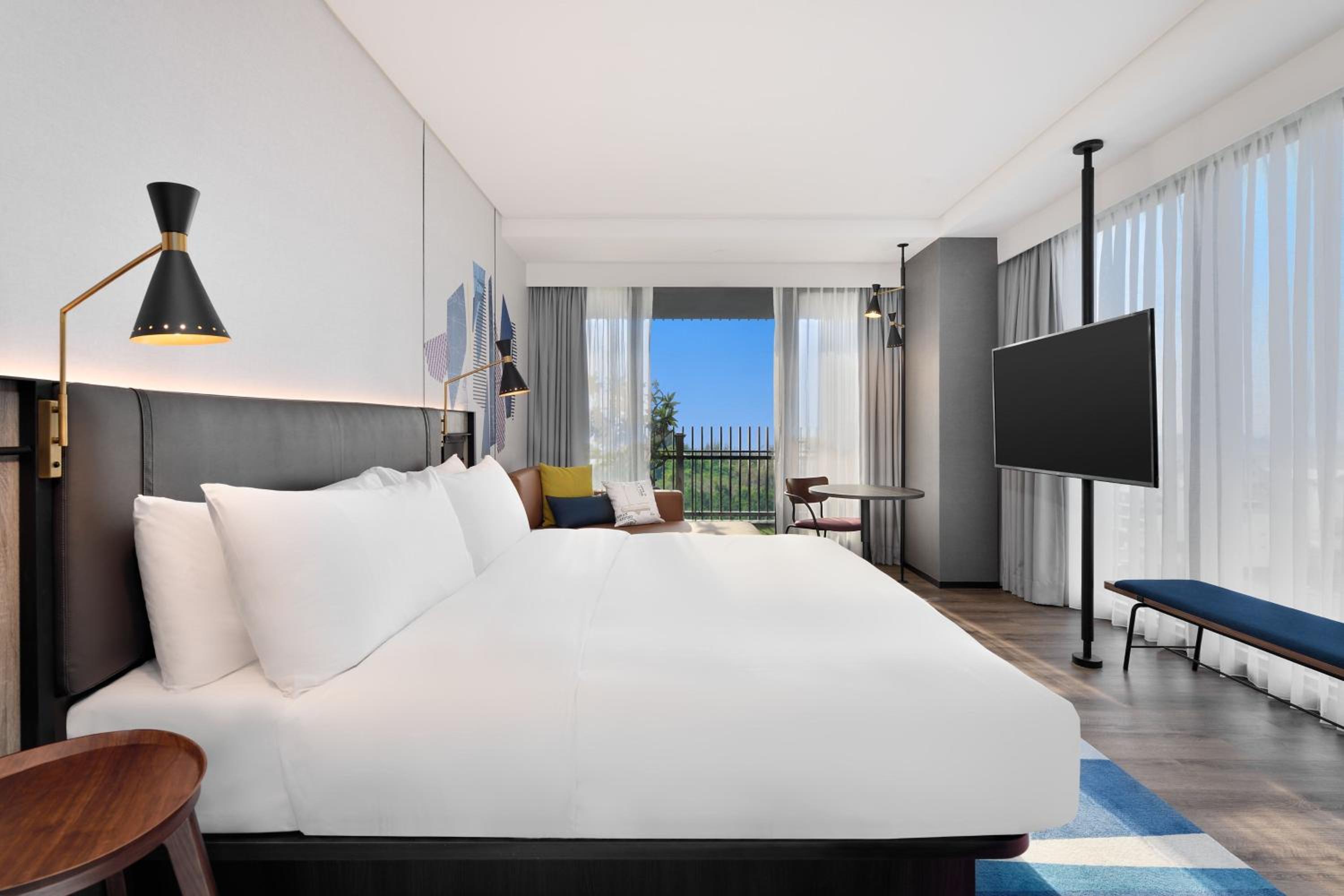 Savvy Corner King Room with Garden View - Photo 5
