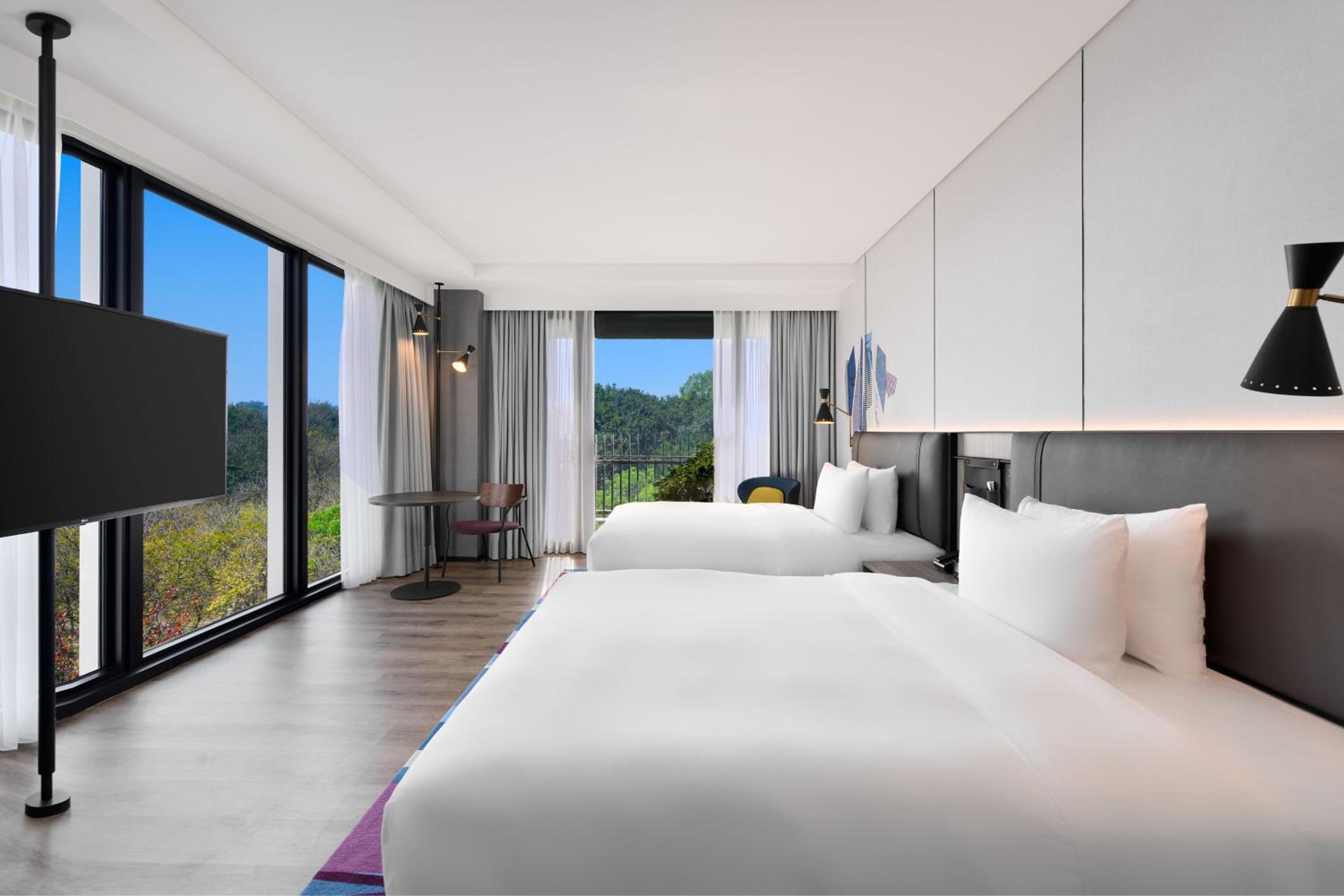 Savvy Corner Double Room with Two Double Beds and Garden View - Photo 5