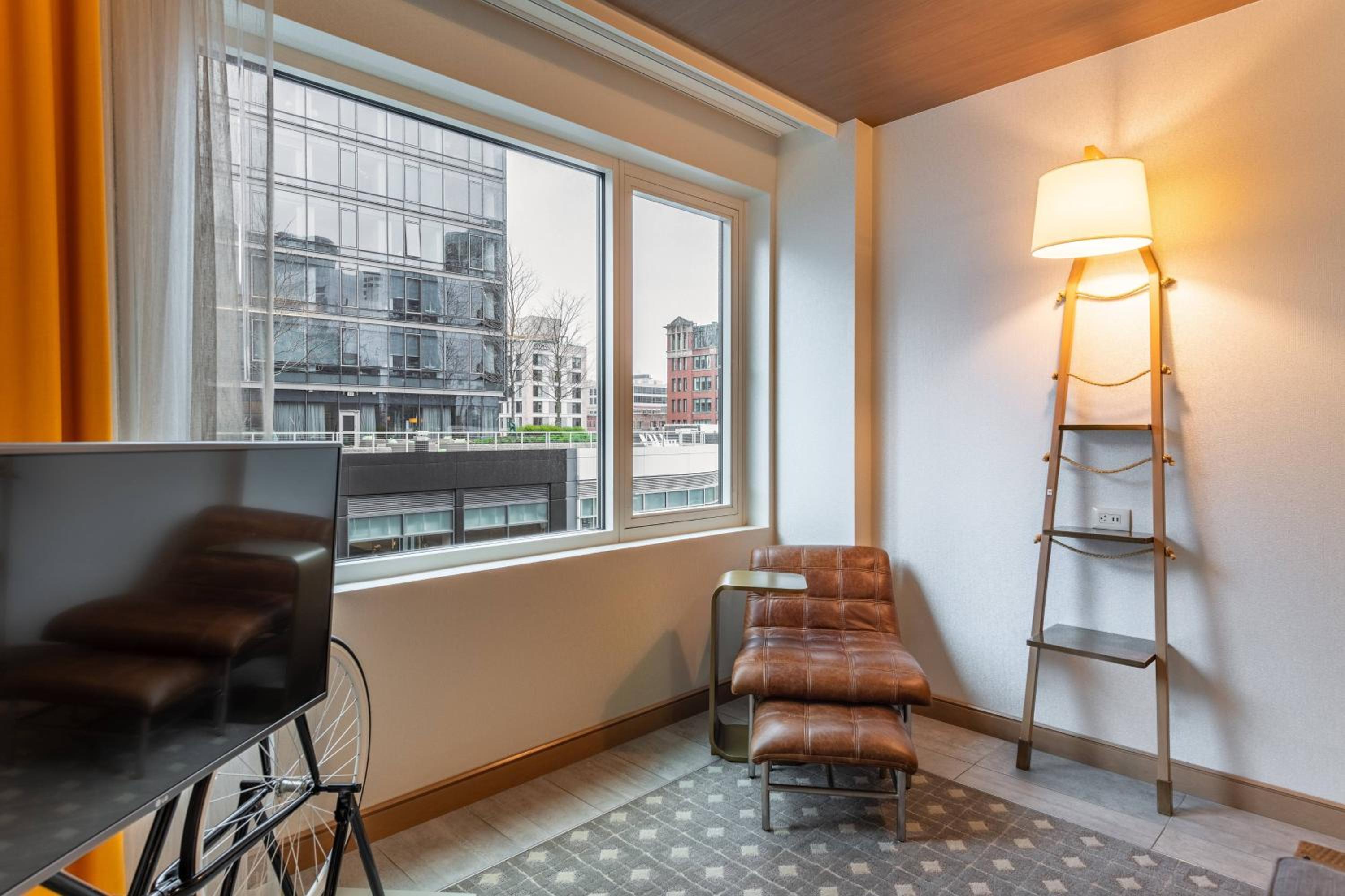 Deluxe King Room with City View