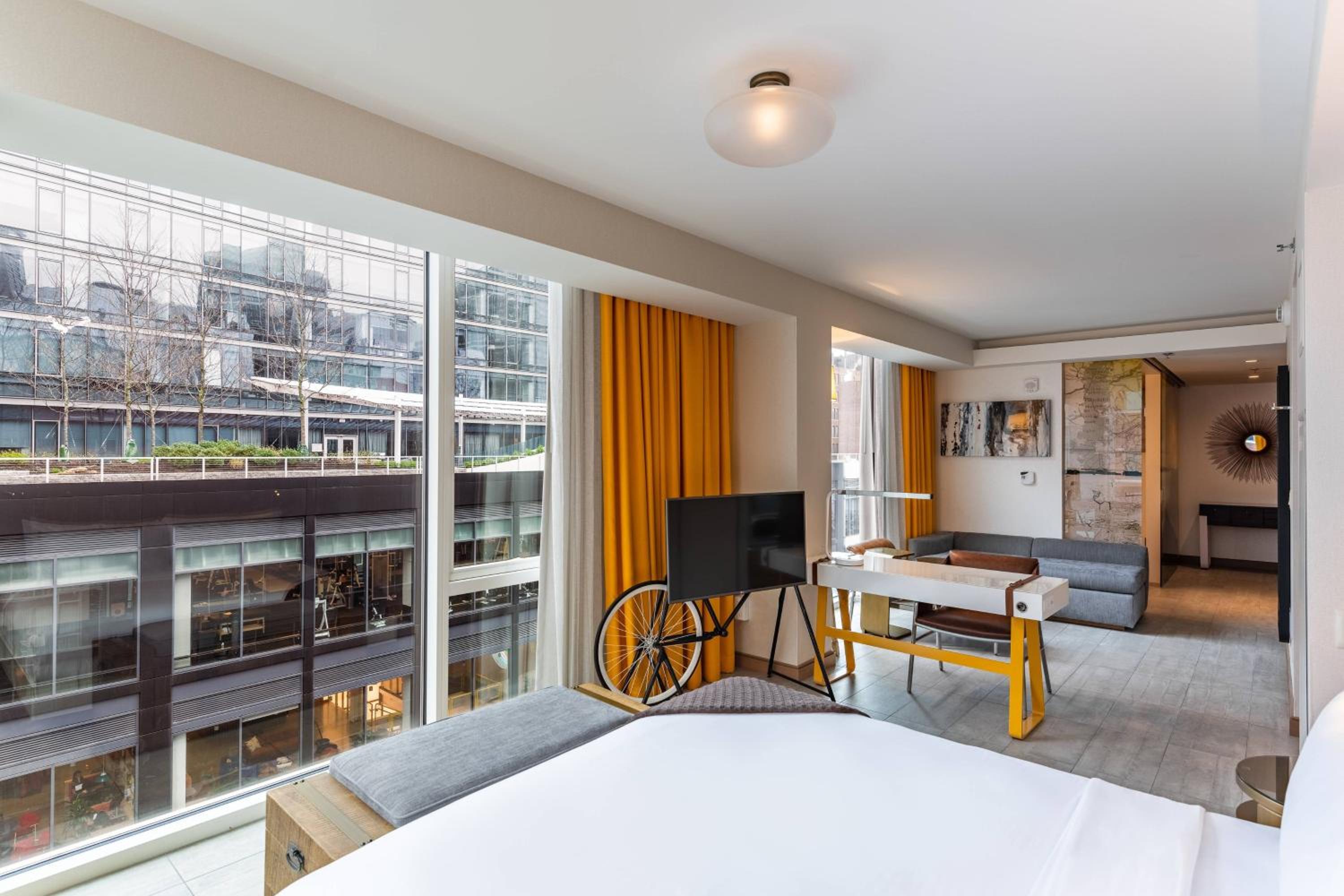 King Coveted Corner Room - City View