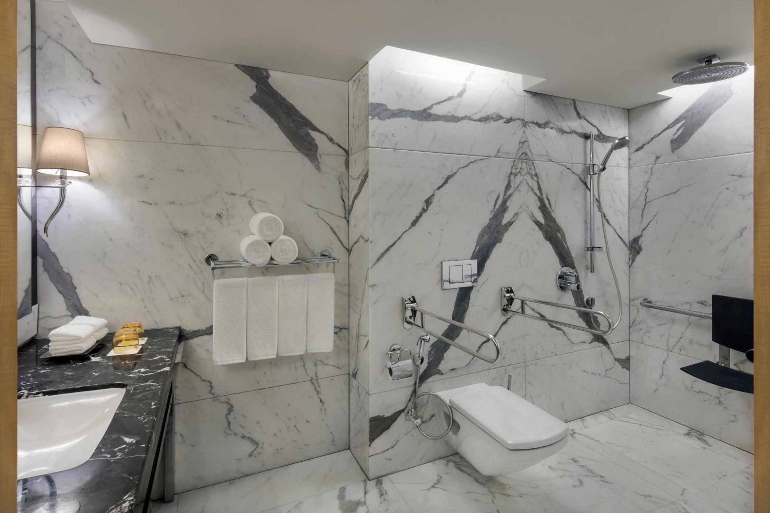 Guest room, 1 King, City view - Photo 2