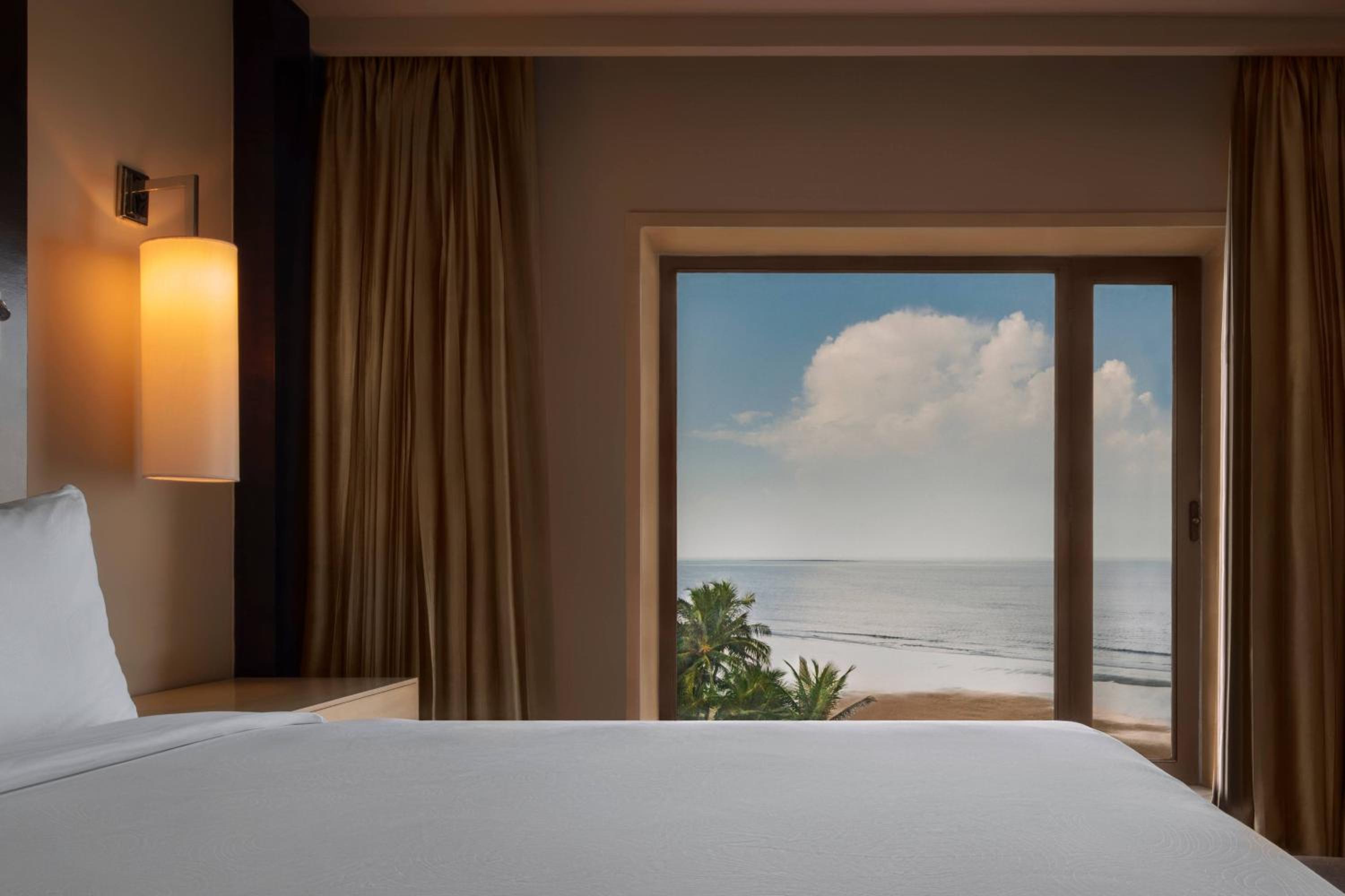 1 King Bed, Ocean View, Executive Lounge Access, Beach Suite - Photo 2