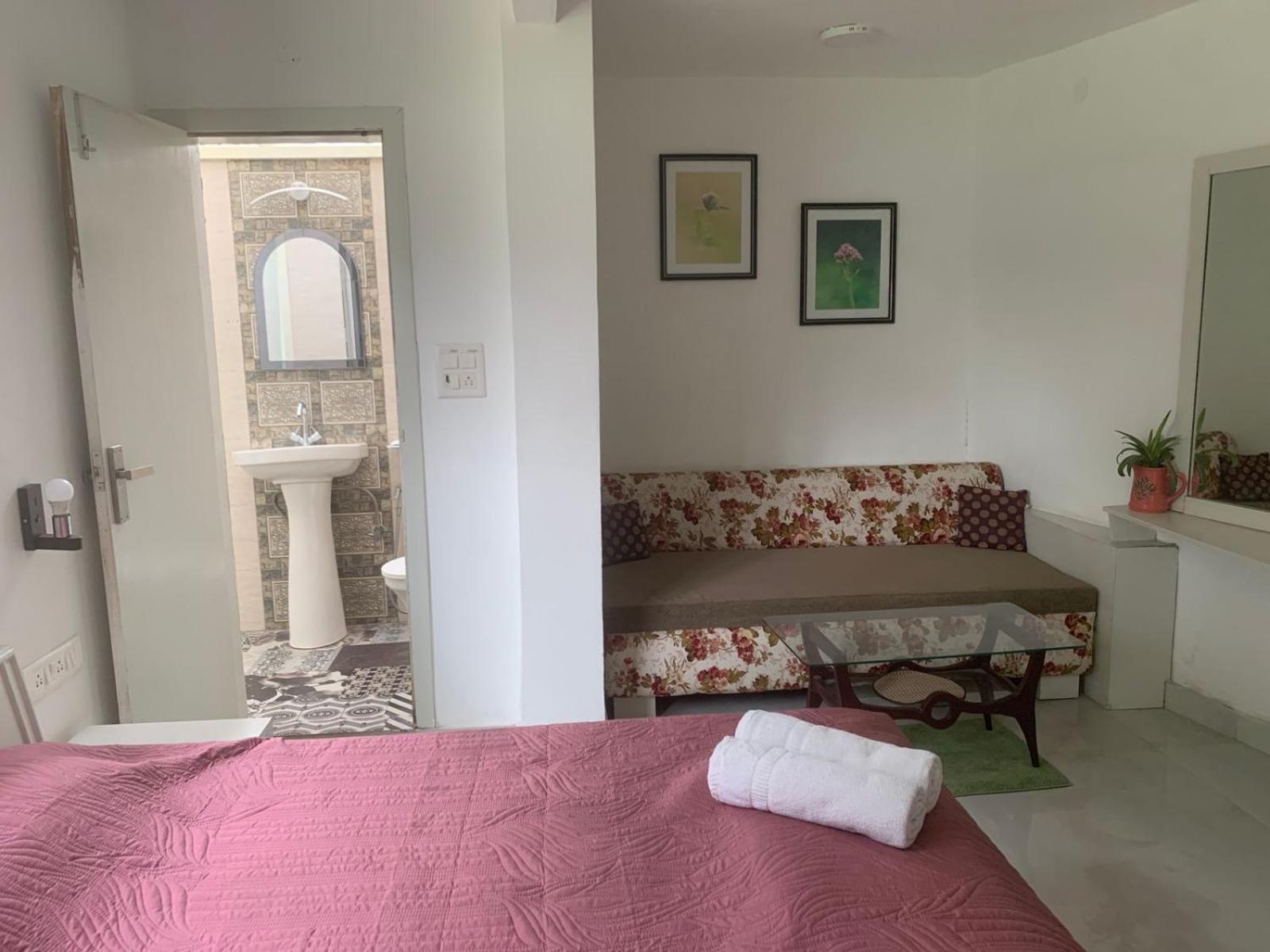 Family Room with Garden View - Photo 2