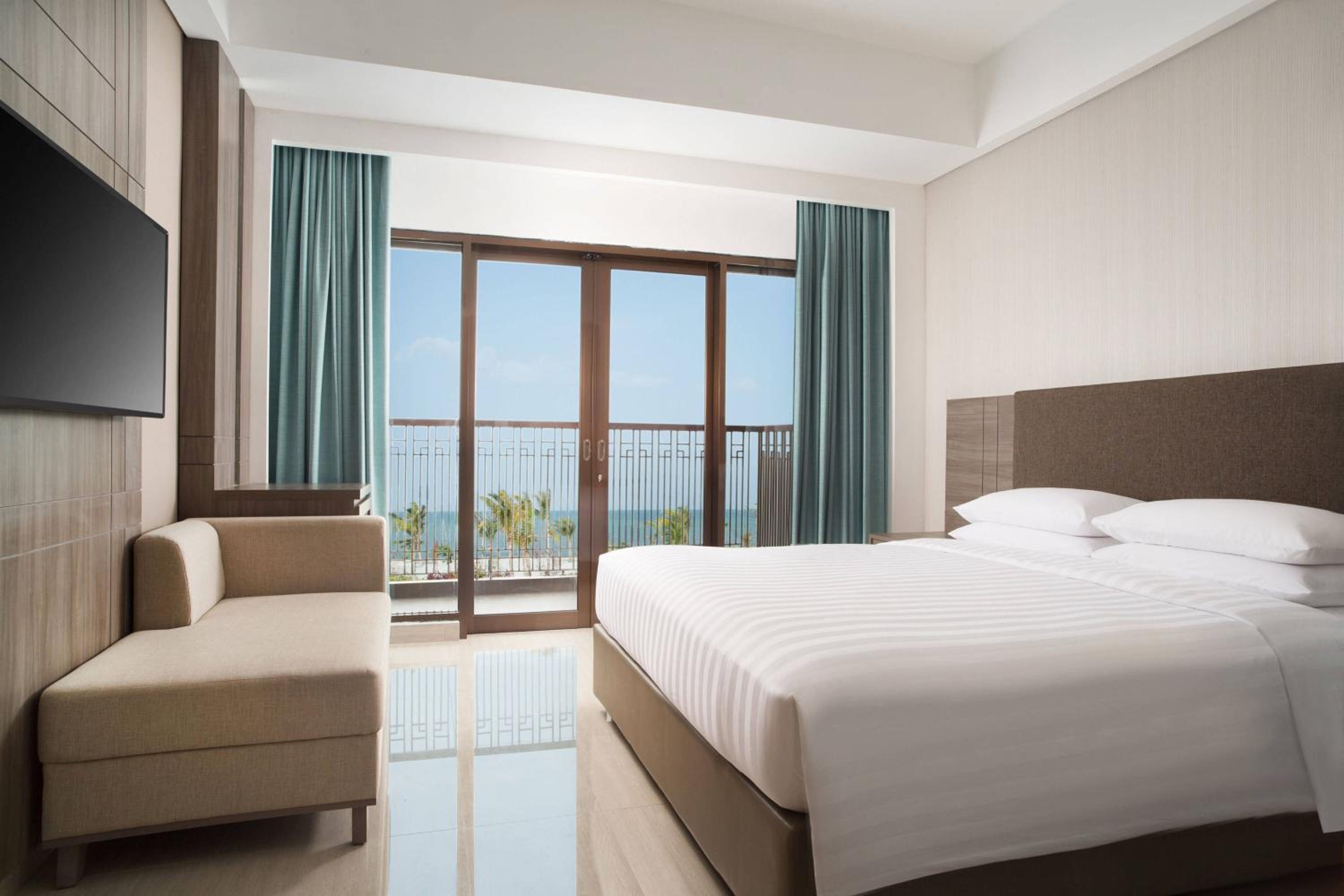King Room with Balcony, Garden View photo 2