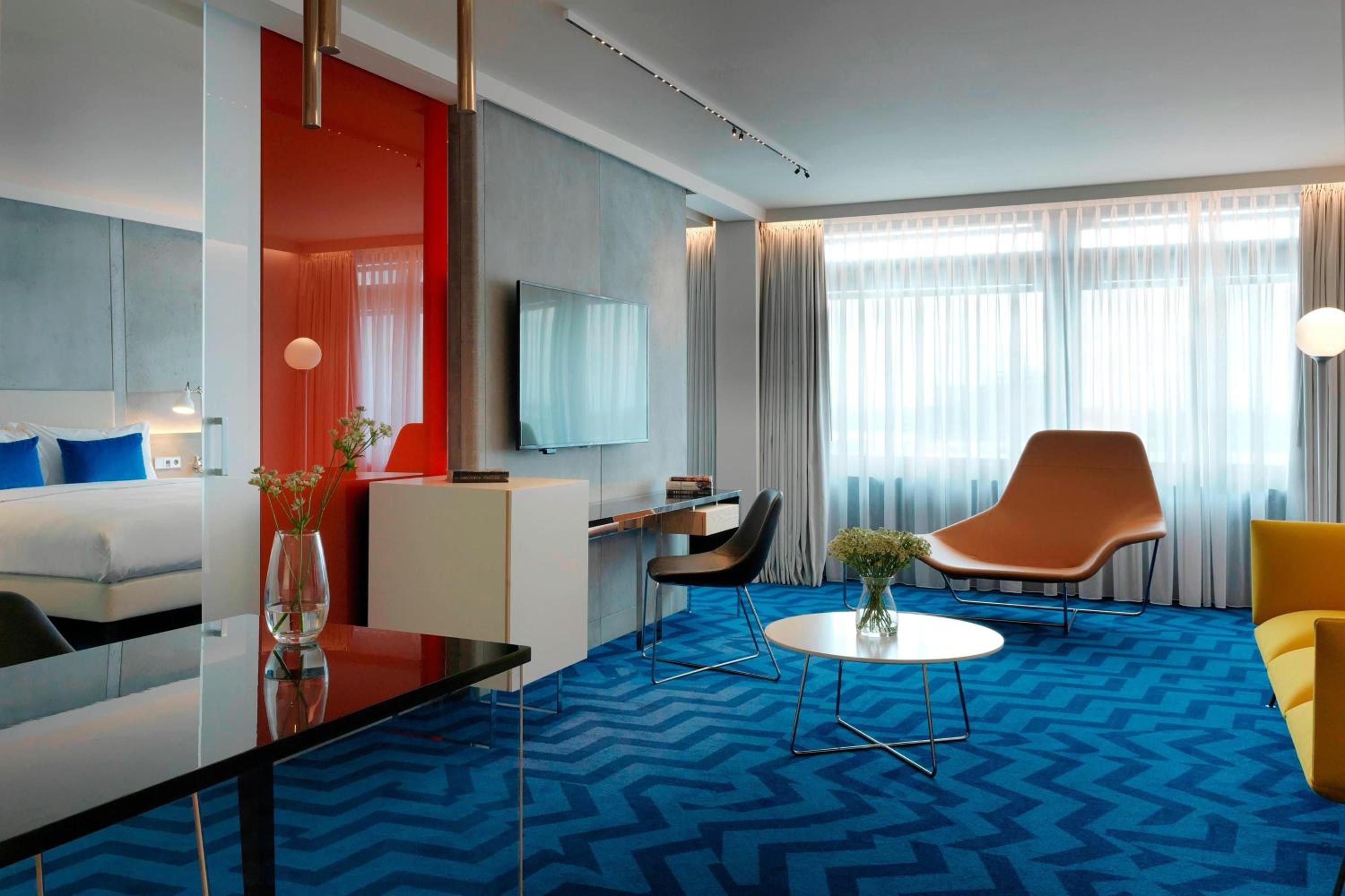 King Executive Suite with Lounge Access photo 2