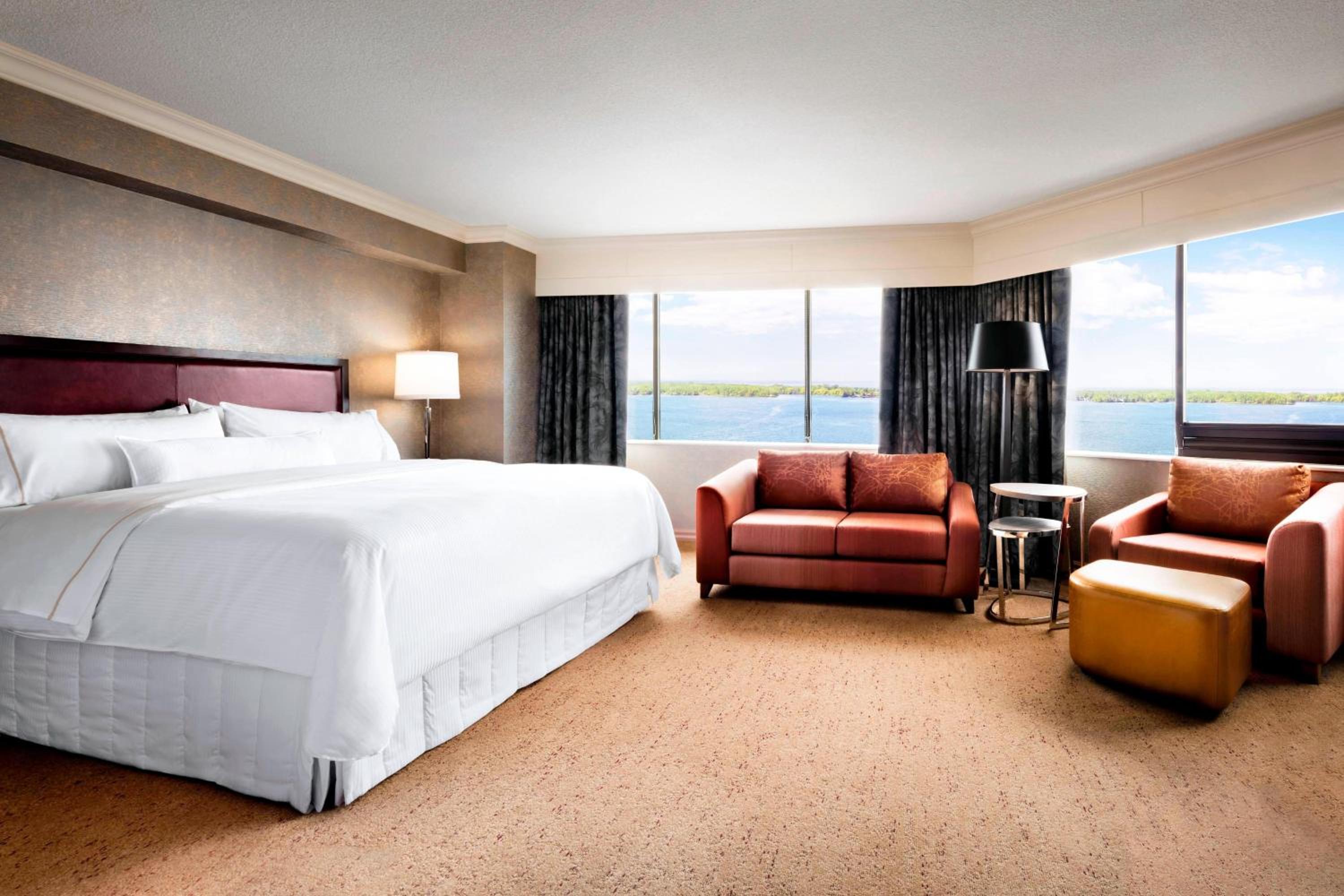 Studio Suite, 1 King, Corner, Lake View thumbnail 5
