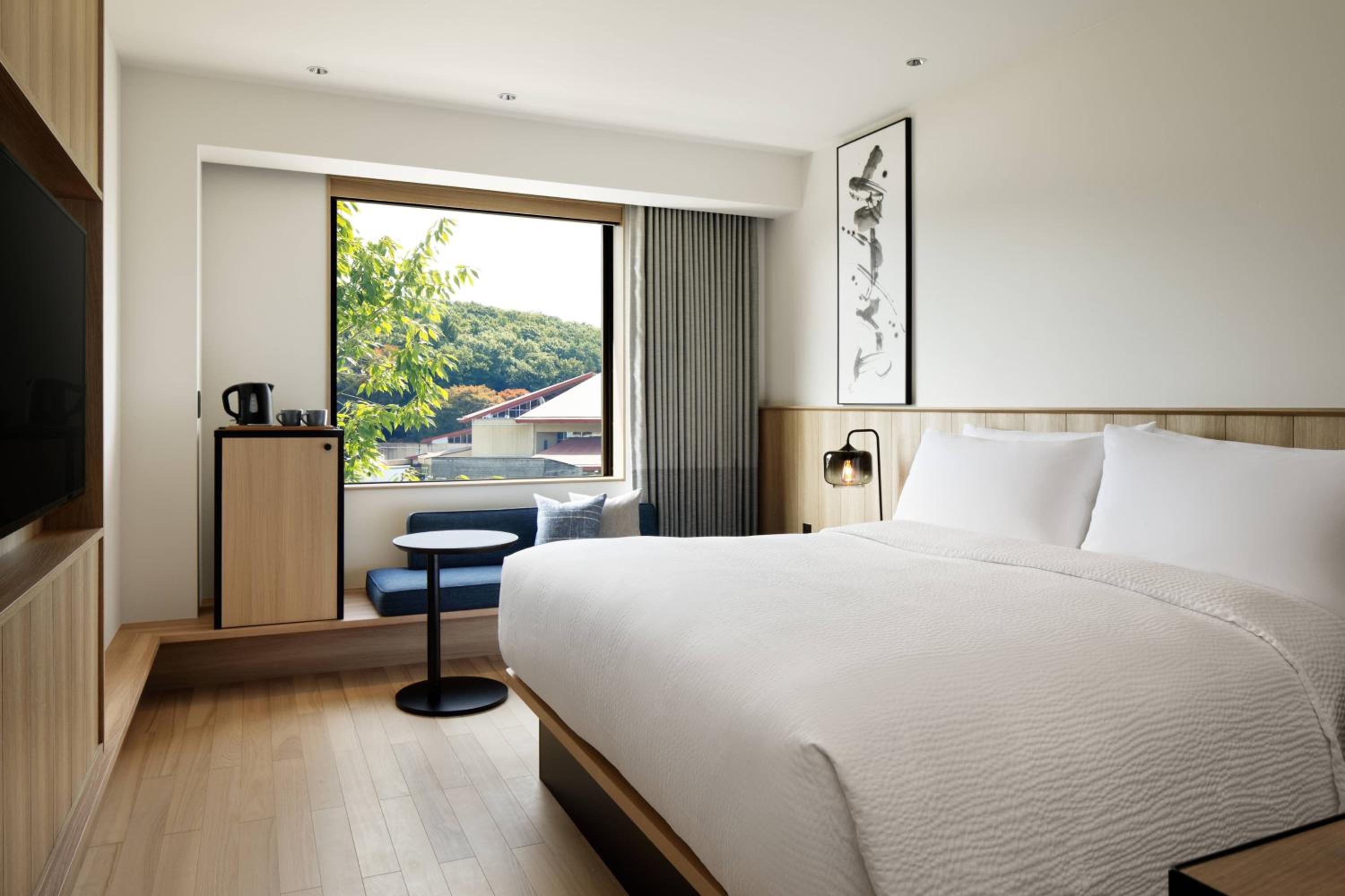 Standard  Guest Room  with  King Bed - Photo 1