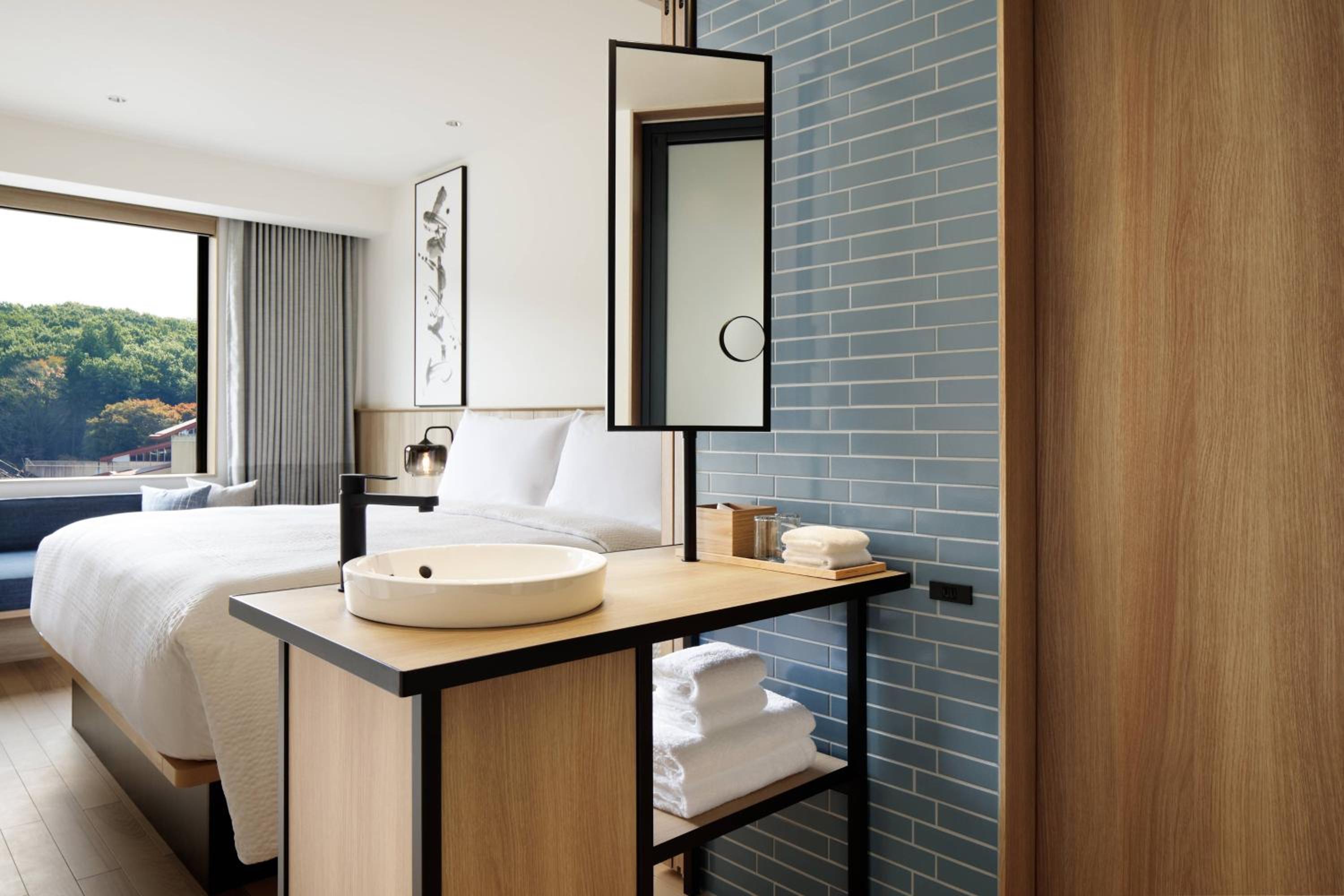 Standard  Guest Room  with  King Bed - Photo 8