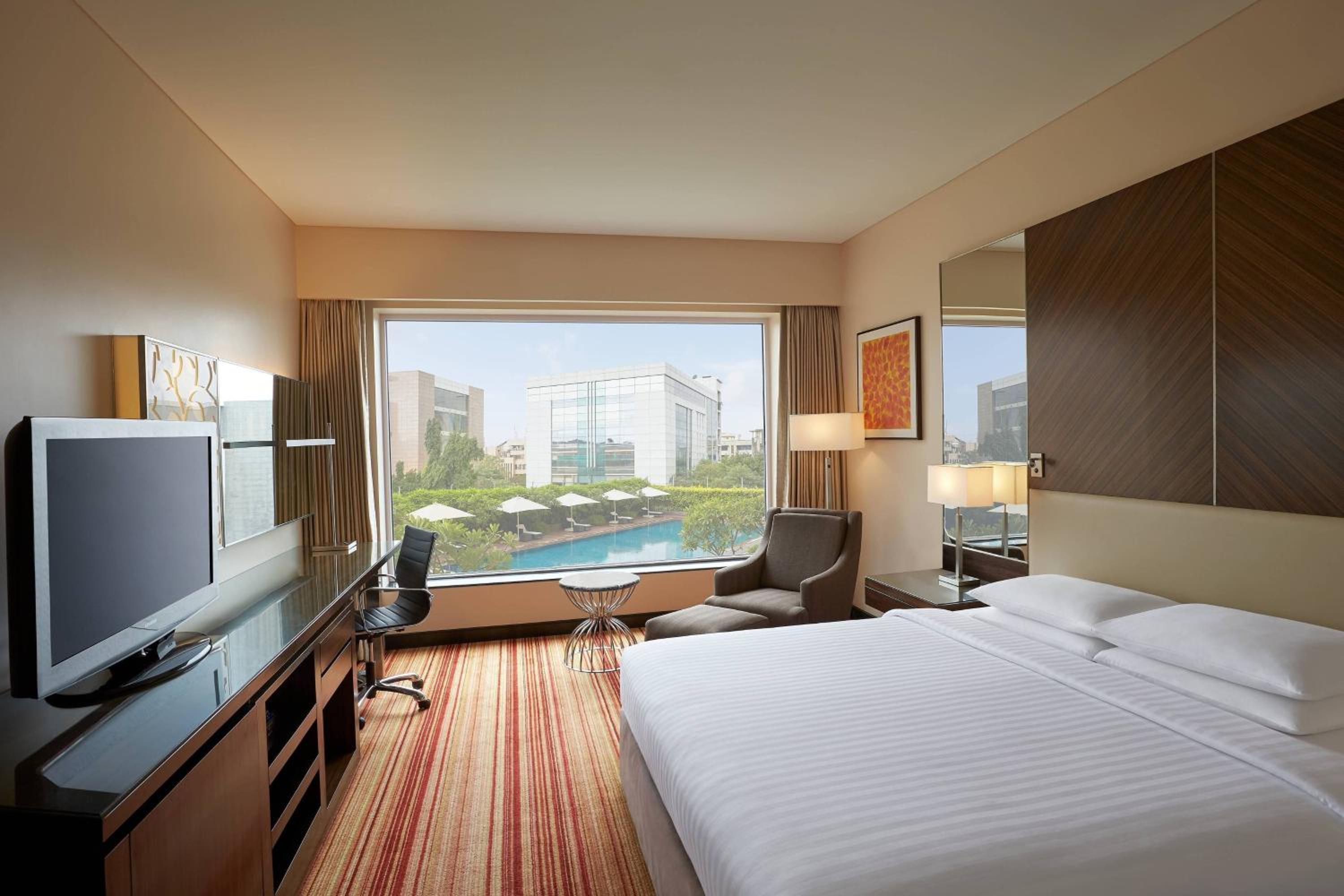 Deluxe King Room with Pool View - 15% off on Spa and 20% off on Laundry - Photo 4